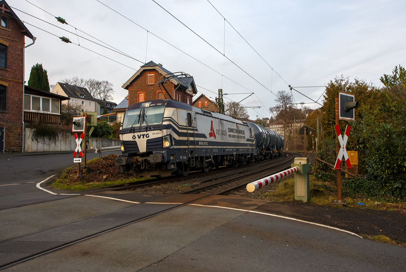 Die an die Retrack Germany GmbH, Hamburg (Tochter der VTG Rail Logistics Deutschland GmbH) vermietete Siemens Vectron AC 193 825-7 „Diana“ (91 80 6193 825-7 D-Rpool) der Railpool fährt am 12. Dezember 2025 mit einem VTG-Kesselwagenzug, laut Gefahrenguttafel 30/1863 beladen Düsenkraftstoff (z. B. Jet A1, besser bekannt als Kerosine bzw. Flugpetrol), durch Kirchen/Sieg in Richtung Köln.

Die Vectron AC wurde 2016 von Siemens Mobilitiy in München unter der Fabriknummer 22055 gebaut. Diese Vectron Lokomotive ist als AC – Lokomotive (Wechselstrom-Variante) mit 6.400 kW und für eine Höchstgeschwindigkeit von 160 km/h konzipiert. Sie wurde in der Vectron Variante AC B02 ausgeführt und hat so die Zulassungen Deutschland, Österreich, Ungarn und Rumänien (D / A / H / RO).