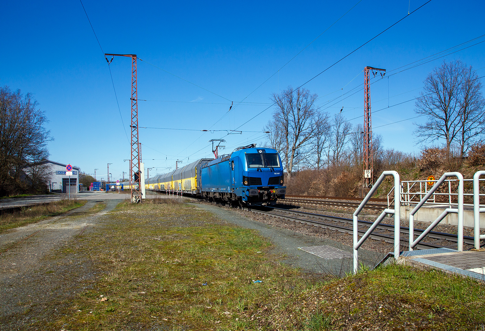 Die an die RTB Cargo (RATH Gruppe/Rurtalbahn) vermietete, SIEMENS Smartron 192 061-0 (91 80 6192 061-0 D-NRAIL) der RRL - RIVE Rail Leasing Limited (Dublin), eingestellt �ber die northrail GmbH (Hamburg) f�hrt am 04.04.2023 mit einem langen geschlossen Doppelstock- Autotransportzug der ARS Altmann AG (Wagen der Gattung Hccrrs), durch Rudersdorf (Kr. Siegen) in Richtung S�den.

Nochmals einen lieben Gru� an den netten Lokf�hrer zur�ck.

Der SIEMENS Smartron wurde 2022 von Siemens Mobilitiy in M�nchen-Allach unter der Fabriknummer 22959 gebaut.