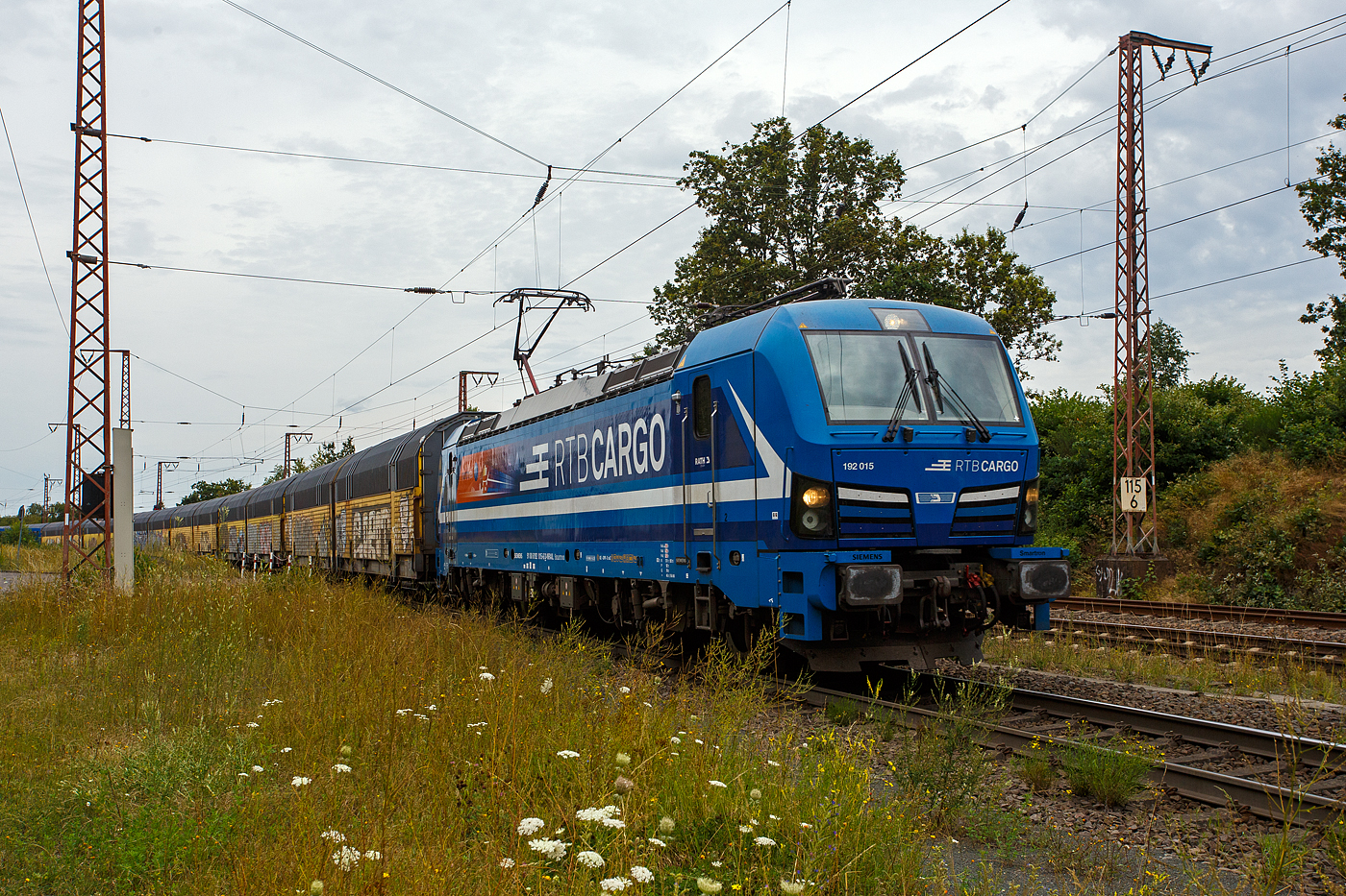 Die an die RTB Cargo (RATH Gruppe/Rurtalbahn) vermietete, SIEMENS Smartron 192 015-6 (91 80 6192 015-6 D-NRAIL) der northrail GmbH (Hamburg) (finanziert durch die Paribus Rail Portfolio III GmbH & Co. KG, Hamburg), f�hrt am  01 August 2024 mit einem langen geschlossen Doppelstock- Autotransportzug der ARS Altmann AG (mit Wagen der Gattung Hccrrs), durch Rudersdorf (Kreis Siegen) in Richtung S�den.

Der SIEMENS Smartron wurde 2020 von Siemens Mobilitiy in M�nchen-Allach unter der Fabriknummer 22817 gebaut und an die Paribus Rail Portfolio III die Loks der northrail GmbH (Hamburg) finanziert.

Die SIEMENS Smartron Loks, sie sind ja reine f�r den G�terverkehr in Deutschland konzipierte Lokomotiven. Der Smartron basiert auf bew�hrten Komponenten des Vectron, ist somit quasi eine abgespeckte und preislich g�nstigere Vectron und nutzt alle Vorteile der Standardisierung. Auch eine Doppeltraktion mit dem SIEMENS Vectron und SIEMENS ES64F4 ist m�glich.