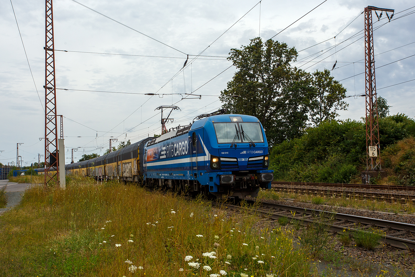 Die an die RTB Cargo (RATH Gruppe/Rurtalbahn) vermietete, SIEMENS Smartron 192 015-6 (91 80 6192 015-6 D-NRAIL) der northrail GmbH (Hamburg) (finanziert durch die Paribus Rail Portfolio III GmbH & Co. KG, Hamburg), f�hrt am  01 August 2024 mit einem langen geschlossen Doppelstock- Autotransportzug der ARS Altmann AG (mit Wagen der Gattung Hccrrs), durch Rudersdorf (Kreis Siegen) in Richtung S�den.

Der SIEMENS Smartron wurde 2020 von Siemens Mobilitiy in M�nchen-Allach unter der Fabriknummer 22817 gebaut und an die Paribus Rail Portfolio III die Loks der northrail GmbH (Hamburg) finanziert.

Die SIEMENS Smartron Loks, sie sind ja reine f�r den G�terverkehr in Deutschland konzipierte Lokomotiven. Der Smartron basiert auf bew�hrten Komponenten des Vectron, ist somit quasi eine abgespeckte und preislich g�nstigere Vectron und nutzt alle Vorteile der Standardisierung. Auch eine Doppeltraktion mit dem SIEMENS Vectron und SIEMENS ES64F4 ist m�glich.
