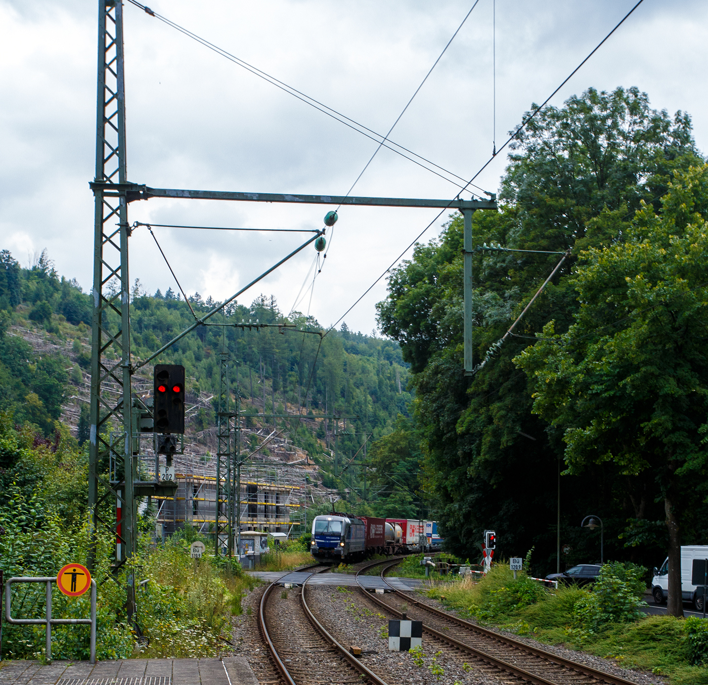 Die an die RTB Cargo vermietete Siemens Vectron MS - 193 172 (91 80 6193 172-4 D-Rpool) der Railpool GmbH (München) fährt am 31 Juli 2025 mit einem KLV-Zug durch den Bahnhof Kirchen/Sieg in Richtung Siegen. 

Die Multisystemlokomotive Siemens Vectron MS wurde 2024 von SIEMENS Mobilitiy in München-Allach unter der Fabriknummer 23472 gebaut und im September 2024 an die Railpool ausgeliefert. Hier in der ausgeführten Variante MS A54 ist sie eine „echte“ Multisystemlokomotive und kann in halb Europa fahren. Sie hat die Zulassungen und Länderpakete für Deutschland, Österreich, Belgien, die Niederlande, Tschechien, die Slowakei, Ungarn, Rumänien und Polen. Für Serbien (SRB), Bulgarien (BG) und Kroatien (HR) sind auch Zulassungen vorgesehen, aber ist z.Z. noch durchgestrichen.

So besitzt die Variante MS A54 folgende Zugsicherungssysteme: ETCS BaseLine 3, sowie für Deutschland (PZB90 / LZB80 (CIR-ELKE I)), für Österreich (ETCS Level 1 mit Euroloop, ETCS Level 2, PZB90 / LZB80), für Belgien (ETCS L1, ETCS L2, TBL1+), für die Niederlande (ETCS Level 1, ETCS Level 2, ATB-EGvV), für Tschechien und die Slowakei (LS (Mirel)), für Ungarn (ETCS Level 1, EVM (Mirel)), für Polen (SHP) und für Rumänien, Serbien, Bulgarien und Kroatien (PZB90).

Was mir bei meinen Recherchen nun mal aufgefallen ist, dass es zurzeit keine für Frankreich zugelassene Siemens Vectron gibt. Aber dies wird sich wohl bald mal ändern. Alpha Trains gab im September 2024 die Erweiterung seiner Flotte um bis zu 70 Vectron-Lokomotiven (davon 35 bestellt) bekannt. Der Rahmenvertrag sieht die Lieferung mehrerer Varianten von Vectron-Lokomotiven vor, darunter Multi-System- und Dual Mode-Modelle.

Die neuen Vectron-Lokomotiven verfügen über eine maximale Leistung von bis zu 6,4 MW und eine Höchstgeschwindigkeit von bis zu 200 km/h. Sie ergänzen die bestehende Alpha Trains-Flotte von Vectron MS-, AC- und Vectron Dual Mode-Modellen. Die erste Auslieferung ist für Ende 2026 geplant. Der Auftrag umfasst auch die Lieferung der ersten Vectron-Mehrsystemlokomotiven für Frankreich, die entlang des Nord-Süd-Korridors in Deutschland, Österreich, der Schweiz, Italien, Belgien, der Niederlande, Frankreich und optional in Luxemburg eingesetzt werden können.

Alpha Trains will so die Marktpräsenz, insbesondere in Frankreich, weiter stärken. Es ist besonderer Meilenstein für SIEMENS, die ersten Vectron-Mehrsystemlokomotiven für Frankreich zu liefern, die ihre Fähigkeiten in Bezug auf Leistung, Geschwindigkeit und grenzüberschreitenden Betrieb eindrucksvoll unter Beweis stellen. Dieser Auftrag wird nicht nur die bestehende Flotte von Alpha Trains erweitern, sondern auch eine wichtige Rolle bei der Förderung des nachhaltigen Verkehrs in ganz Europa spielen.
