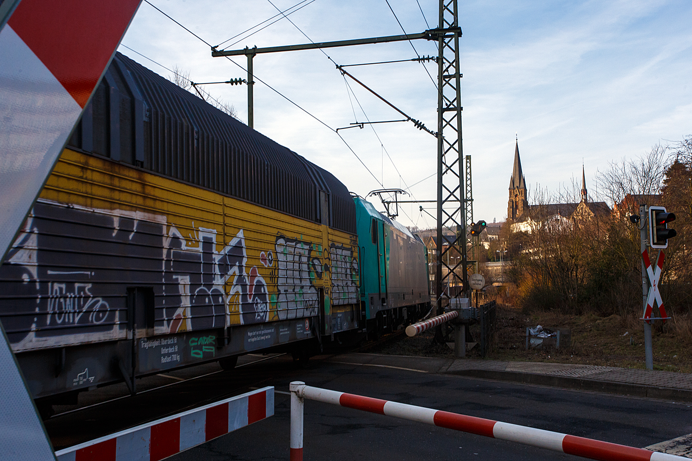 Die an die Rurtalbahn Cargo GmbH vermietete E 186 134 (91 51 6270 005-7 PL-ATLU, ex 91 80 6186 134-3 D-BTK) der Alpha Trains Belgium NV/SA (Antwerpen) fährt am 22 Januar 2026, mit einem geschlossen Doppelstock-Autotransportzug der ARS Altmann AG (mit Wagen der Gattung Hccrrs), durch Kirchen/Sieg in Richtung Siegen. Nochmals einen lieben Gruß an den netten Lokführer zurück.

Die Bombardier TRAXX F140 MS wurde 2007 von Bombardier in Kassel unter der Fabriknummer 34350 gebaut und an die ATC - Angel Trains Cargo ausgeliefert. Die Multisystemlokomotive hat die Zulassungen bzw. besitzt die Länderpakete für Deutschland, Österreich und Polen (D/A/PL). Von 2008 bis 2012 fuhr sie als EU43-006 (91 51 6270 005-7 PL-PKPC) für die PKP CARGO, wobei die ATC 2010 zur Alpha Trains Belgium wurde. Seit 2020 ist sie bei der RTB CARGO.
