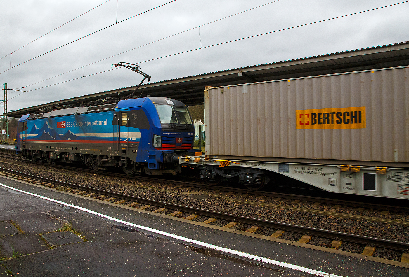 Die an die SBB Cargo International AG vermietete 193 522 „Elbe“ (91 80 6193 522-0 D-SIEAG) der SüdLeasing GmbH (Stuttgart, eingestellt in Deutschland durch Siemens) fährt am 14.01.2023, mit einem HUPAC KLV-Zug, durch den Bahnhof Betzdorf (Sieg) in Richtung Köln.

Die Siemens Vectron MS wurde 2019 von Siemens Mobilitiy in München-Allach unter der Fabriknummer 22661 gebaut. Eigentümer ist die Südleasing GmbH in Stuttgart (LBBW-Tochter) die 20 dieser Loks an die SBB Cargo International vermietet hat, eingestellt sind sie in Deutschland durch die Siemens Mobilitiy. Es besteht zudem eine Option für 20 weitere Fahrzeuge.

Diese Mehrsystem-Loks sind für den Einsatz auf dem Rhein-Alpen-Korridor vorgesehen und sind für den Betrieb in Deutschland, Österreich, Schweiz, Italien und den Niederlanden (D/A/CH/I/NL) ausgelegt. Sie verfügen über eine Leistung von 6,4 MW (160 km/h) und sind neben den nationalen Zugsicherungssystemen mit dem Europäischen Zugsicherungssystem (ETCS) ausgestattet.
