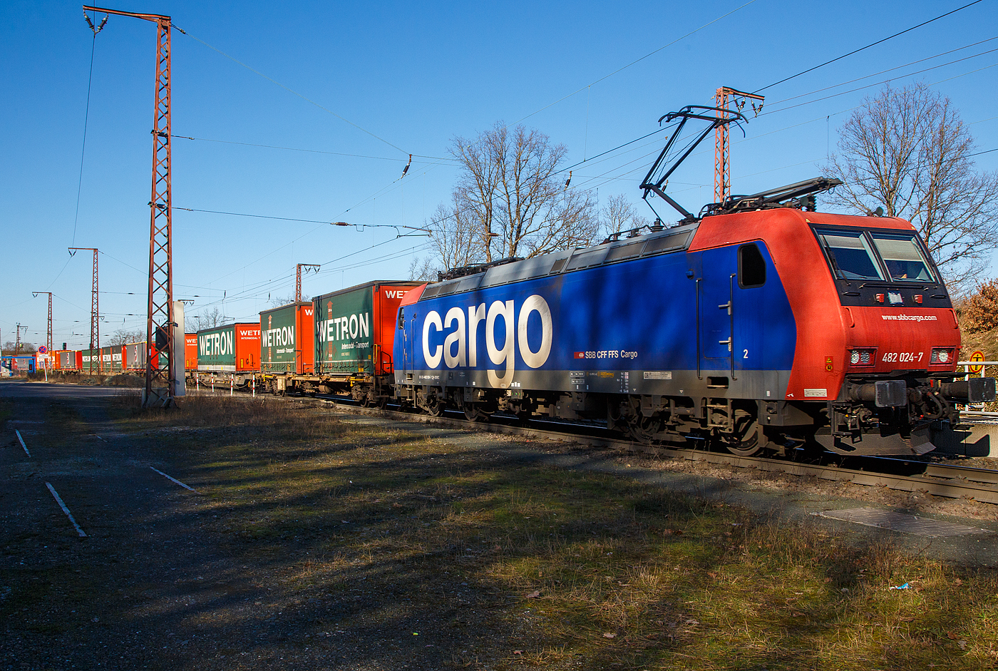 Die an die SBB Cargo International AG vermietete SBB Cargo Re 482 024-7 (91 85 4482 024-7 CH-SBBC) fährt am 07.02.2023 mit einem KLV-Zug durch Ruderdorf (Kr. Siegen) in südlicher Richtung.

Die TRAXX F140 AC1 wurde 2003 von Bombardier in Kassel unter der Fabriknummer 33590 gebaut und an die SBB Cargo AG geliefert. 