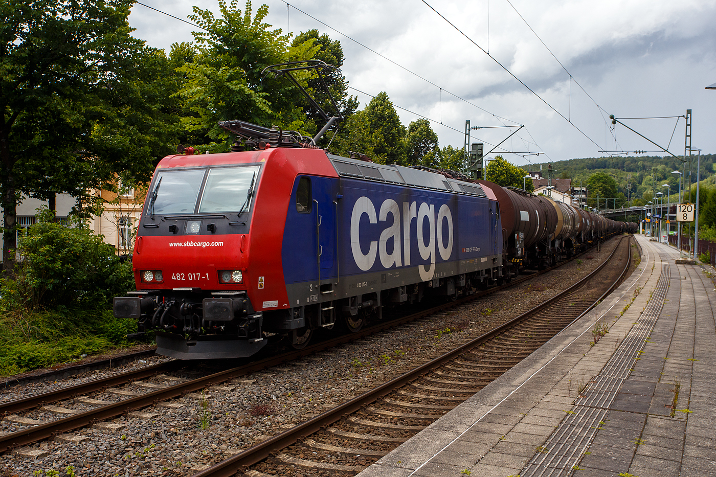 Die an die SBB Cargo International AG vermietete SBB Cargo Re 482 0017-1 (91 85 4482 017-1 CH-SBBC) fährt am 16 Juli 2024 mit einem Kesselwagenzug durch Kirchen/Sieg in Richtung Köln

Die TRAXX F140 AC1 wurde 2003 von Bombardier in Kassel unter der Fabriknummer 33567 gebaut und an die SBB Cargo AG geliefert.