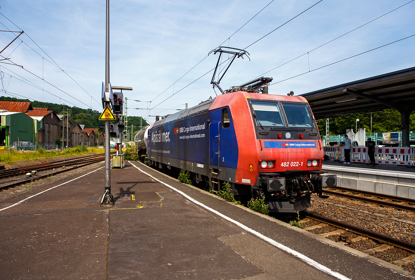 Die an die SBB Cargo International AG vermietete SBB Cargo Re 482 022-1 (91 85 4482 022-1 CH-SBBC) der SBB Cargo fährt am 18 Juni 2025 mit einem Kesselwagenzug durch Betzdorf/Sieg in Richtung Siegen. 

Die TRAXX F140 AC1 wurde 2003 Bombardier in Kassel unter der Fabriknummer 33584 gebaut. Sie hat die Zulassungen und (bei Auslieferung gültigen) Zugbeeinflussungssysteme für die Schweiz und Deutschland. Da die neuern Zugbeeinflussungssysteme für die Schweiz nicht aufgerüstet wurden, so fährt sie über 99 % auf deutschen Gleisen und ist in der Schweiz wohl kaum anzutreffen. 