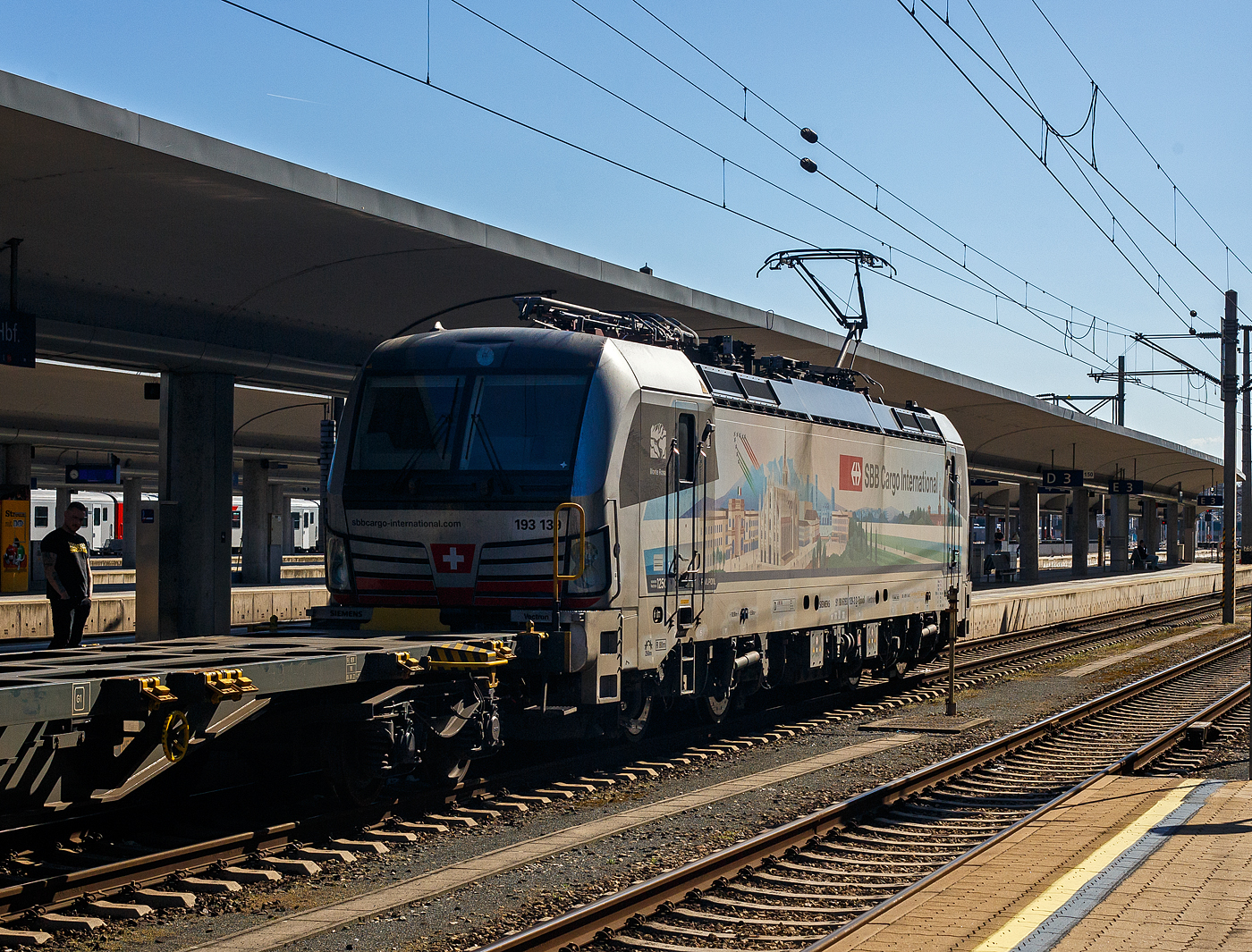Die an die SBB Cargo International AG vermietete Siemens Vectron MS - 193 139  Monte Rosa  (91 80 6193 139-3 D-Rpool) der Railpool GmbH (M�nchen) f�hrt am 04 April 2025, mit einem leeren Containertragwagen-Zug, durch den Hauptbahnhof Linz/Donau (A) in Richtung Wels. 

Die SIEMENS Vectron MS (X4E) wurde 2023 von Siemens Mobility in M�nchen-Allach unter der Fabriknummer 23494 gebaut. Es ist der 1250te Vectron von Siemens. Die mit 6.400 kW konzipierte Mehrsystemlok ist in der Variante A22 ausgef�hrt und hat so die und hat so die Zulassungen und entspr. L�nderpakete f�r Deutschland, �sterreich, Schweiz, Italien und die Niederlande (D / A / CH / I / NL).