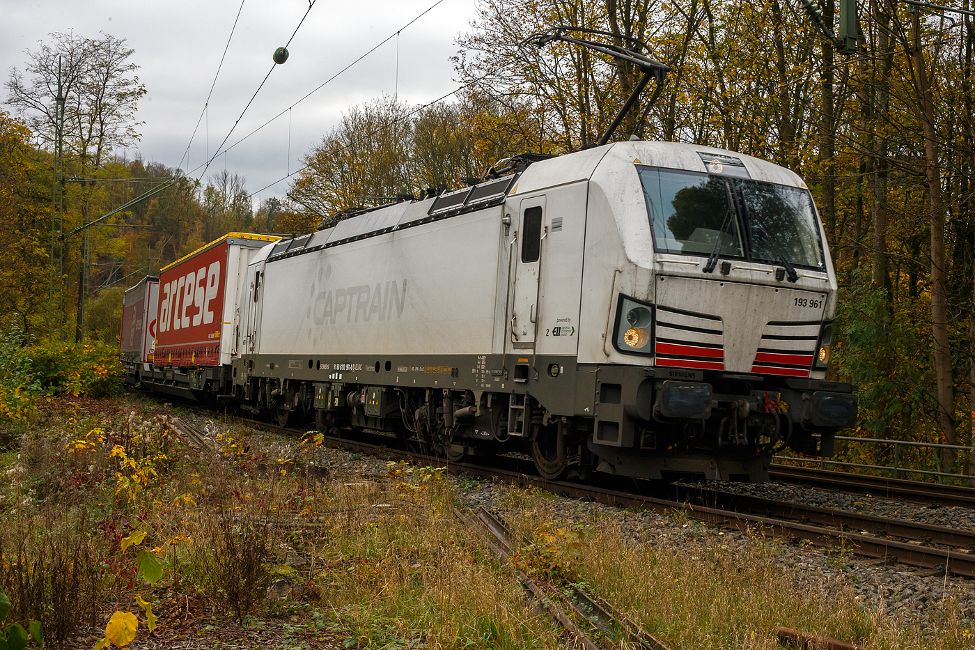 Die an die TX Logistik AG vermietete Siemens Vectron MS 193 961 (91 80 6193 961-0 D-ELOC), der ELL - European Locomotive Leasing (Wien), fährt am 02 November 2024 mit einem KLV-Zug durch Kirchen(Sieg. Von der Seite sieht man noch das auch mal an die Captrain Deutschland GmbH vermietet war.

Die Siemens Vectron MS der Variante A39 wurde 2020 von Siemens in München-Allach unter der Fabriknummer 22784 gebaut. 

Diese Vectron Lokomotive ist als MS – Lokomotive (Mehrsystemlok) mit 6.400 kW Leistung und 160 km/h Höchstgeschwindigkeit konzipiert. Hier in der Version MS A39 hat sie die Zulassungen für Deutschland, Österreich, Schweiz, Italien, Niederlande und Belgien (D/A/CH/I/NL/B).Die SIEMENS Vectron MS der Version A 39 besitzt die Zugsicherungssysteme ETCS BaseLine 3, sowie
für Deutschland (PZB90 / LZB80 (CIR-ELKE I)), 
für Österreich (ETCS Level 1 mit Euroloop, ETCS Level 2, PZB90 / LZB80),
für die Schweiz (ETCS Level 2, ZUB262ct, INTEGRA)
für Italien (SCMT)
für die Niederlande (ETCS Level 1, ETCS Level 2, ATB-EGvV)
und für Belgien (ETCS L1, ETCS L2, TBL1+)
