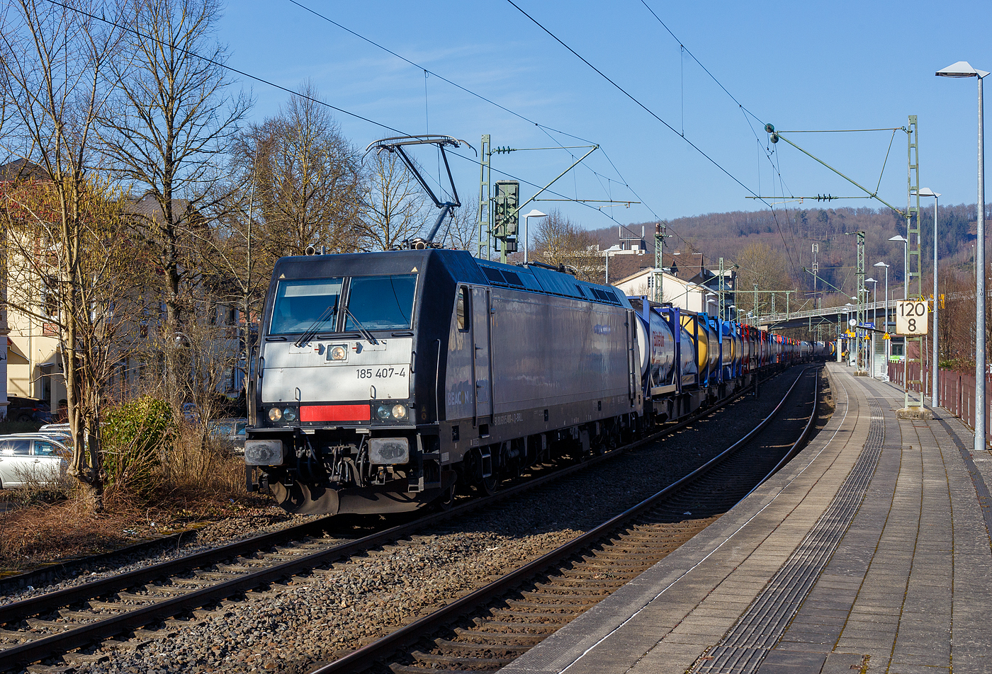 Die an die Viking-Rail ApS (mit Sitz im dänischen Padborg) vermietete 185 407-4 (91 80 6185 407-4 D-BRLL) der BRLL - Beacon Rail Leasing GmbH (Grünwald) fährt am 18 Februar 2025 mit einem Tank-Containerzug durch Kirchen (Sieg) in Richtung Köln.

Die TRAXX F140 AC2 wurde 2011 von der Bombardier Transportation in Kassel unter der Fabriknummer 34961 gebaut und an die MRCE - Mitsui Rai Capital Europe B.V. (91 80 6185 407-4 D-DISPO geliefert. Sie hat die Zulassungen für Schweden, Deutschland und Dänemark. Noch vor der Übernahme der MRCE, wurde die Lok im Dezember 2022 an die Beacon Rail Leasing verkauft.
