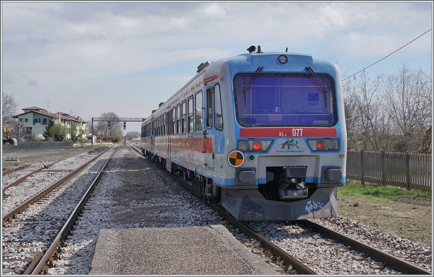 Die beiden Aln 663 078 und 077 verlassen nach einem kurzen Halt den Bahnhof Brescello-Viadana. Die beiden Triebz�ge sind als Trenitalia TPER Regionalzug 90322 von Parma nach Suzzara unterwegs. 
Die FER Triebwagen werden als Aln 663 gef�hrt, unterscheiden sich aber doch von der Regelbaureihe.

15. M�rz 2023