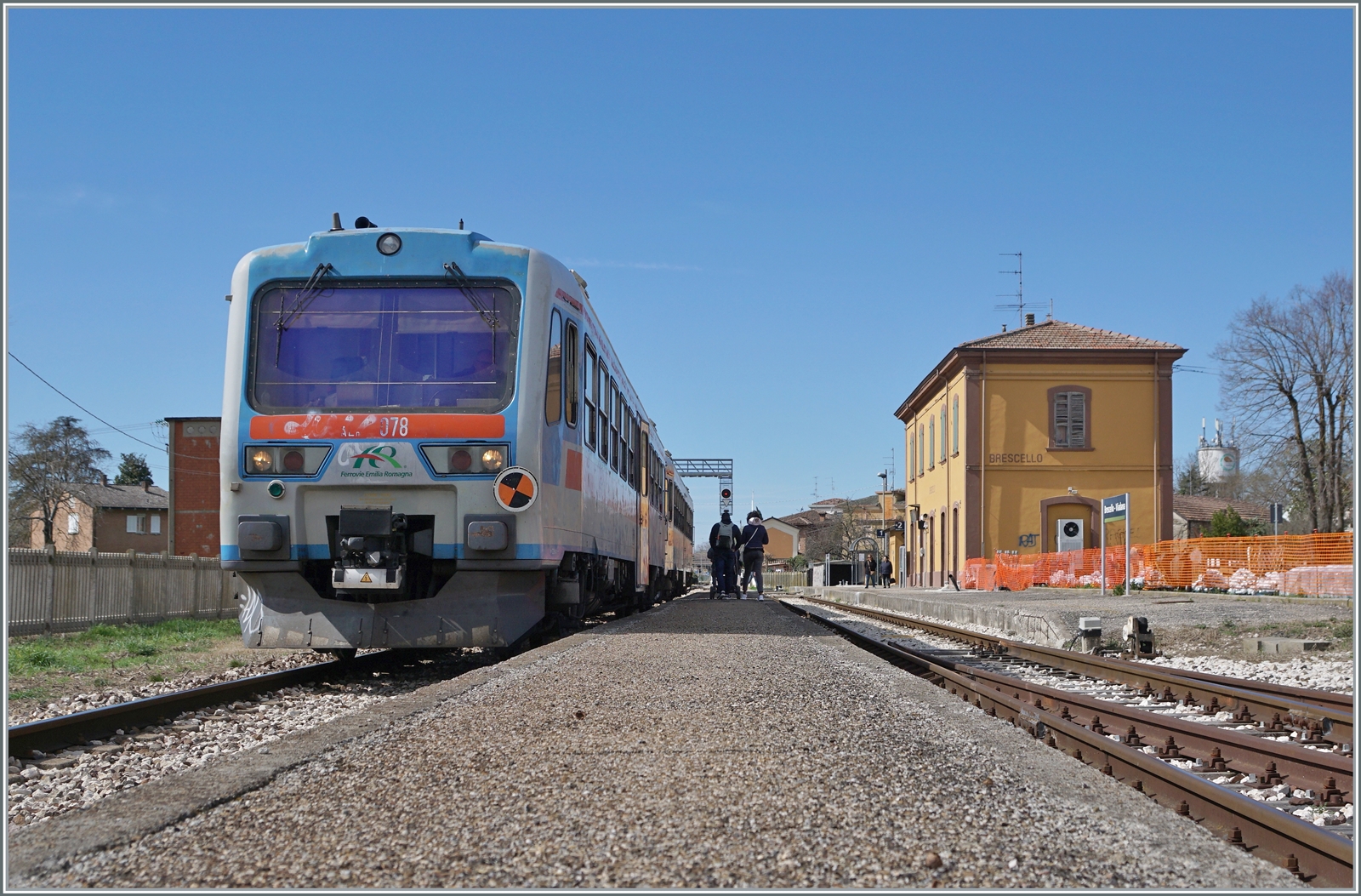 Die beiden Aln 663 078 und 077 verlassen nach einem kurzen Halt den Bahnhof Brescello-Viadana. Die beiden Triebz�ge sind als Trenitalia TPER Regionalzug 90322 von Parma nach Suzzara unterwegs. 
Die FER Triebwagen werden als Aln 663 gef�hrt, unterscheiden sich aber doch von der Regelbaureihe.

15. M�rz 2023