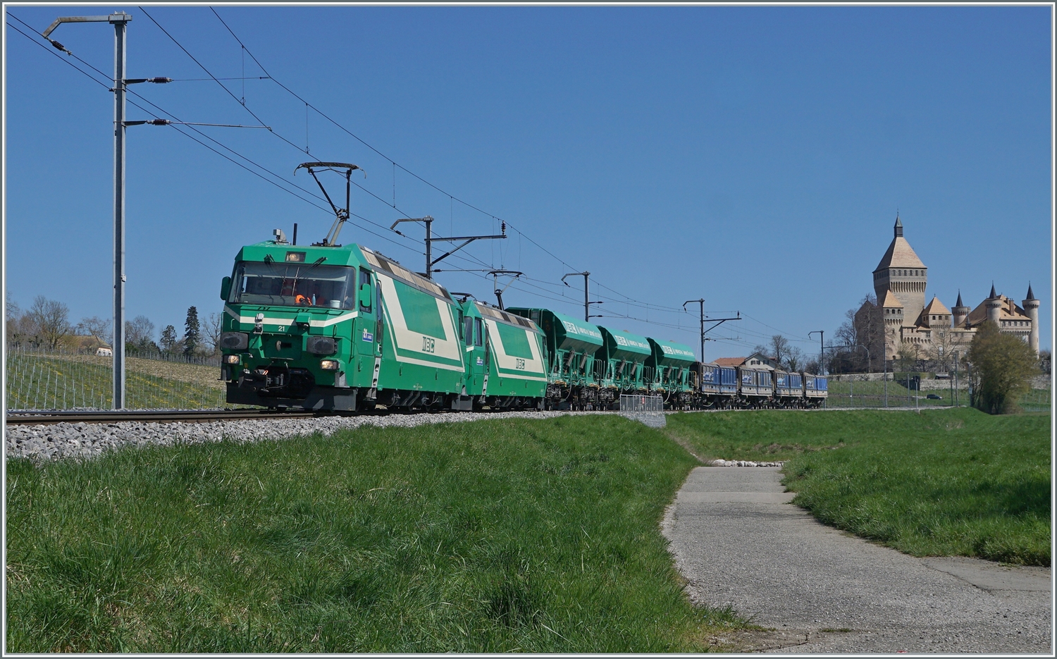 Die beiden BAM/MBC Ge 4/4 21 und 22 mit einem Kieszug Apples - Morges (- Gland) vor der klassischen BAM Kulisse der Ch�teau de Vufflens. Hier die Variante mit mehr Bahn.

5. April 2023