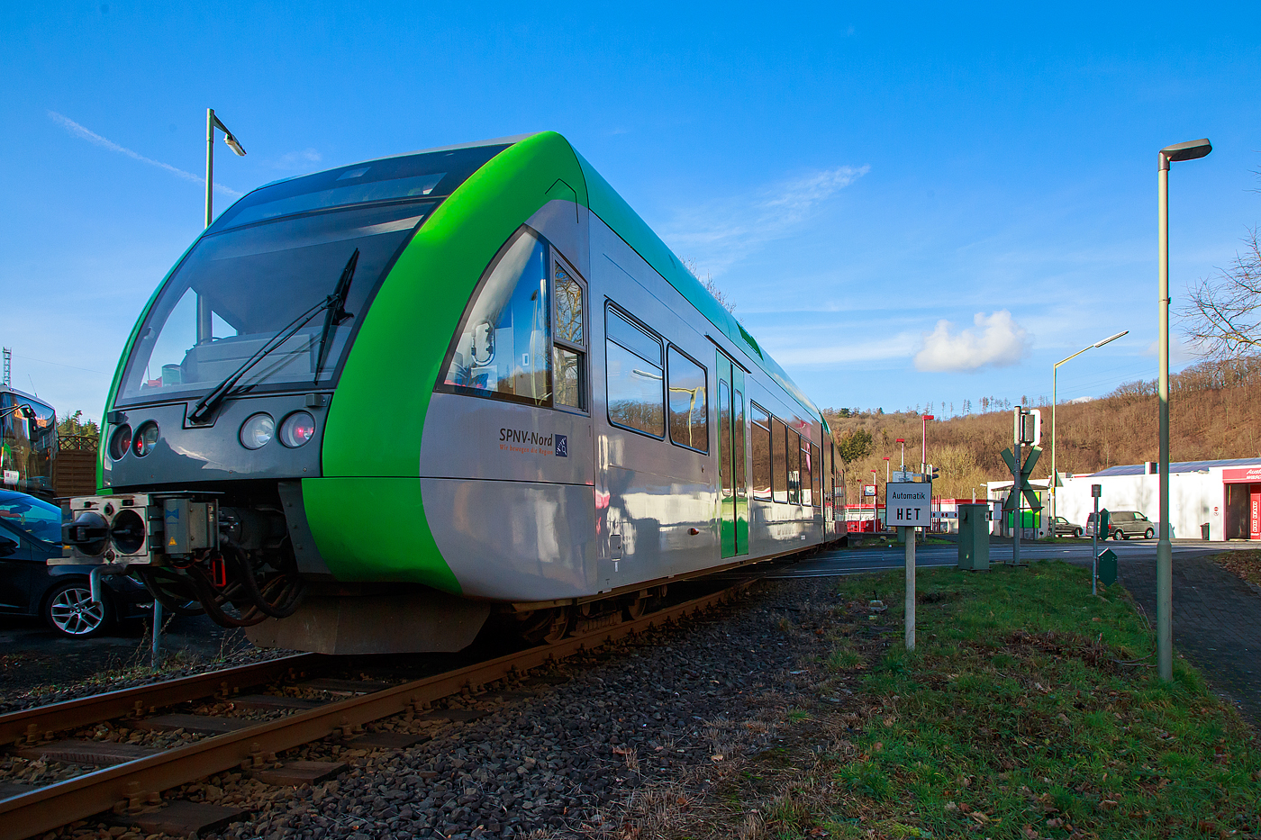 Die beiden gekuppelten Stadler GTW 2/6 der WEBA Westerwaldbahn des Kreises Altenkirchen GmbH erreichen am 17.01.2023, als RB 97  Daadetalbahn   (Daaden - Betzdorf/Sieg), den Hp Alsdorf.r.

Die GTW 2/6 sind der VT 117 (95 80 0946 417-2 D-WEBA / 95 80 0646 417-5 D-WEBA / 95 80 0946 917-1 D-WEBA) und der VT 118 (95 80 0946 418-0 D-WEBA / 95 80 0646 418-3 D-WEBA / 95 80 0946 918-9 D-WEBA). Beide waren bis 2015 Triebwagen der HellertalBahn GmbH.
