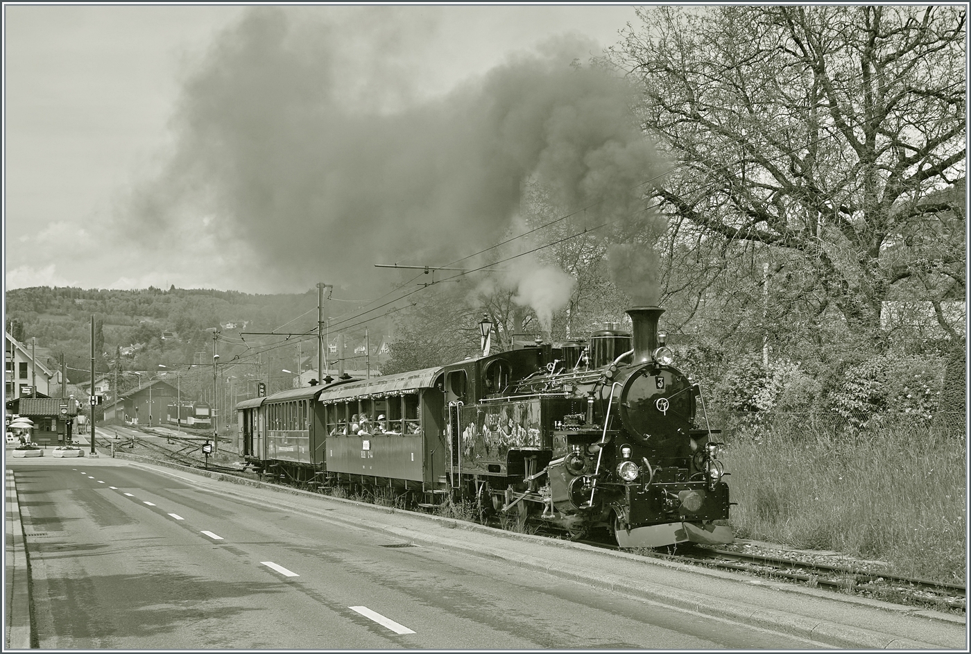 Die BFD HG 3/4 N° 3 der Blonay - Chamby Bahn verlässt mit einem gut besetzen Zug den Bahnhof von Blonay. Es ist er erste Dampfzug der Saison 2023.

6 Mai 2023- 