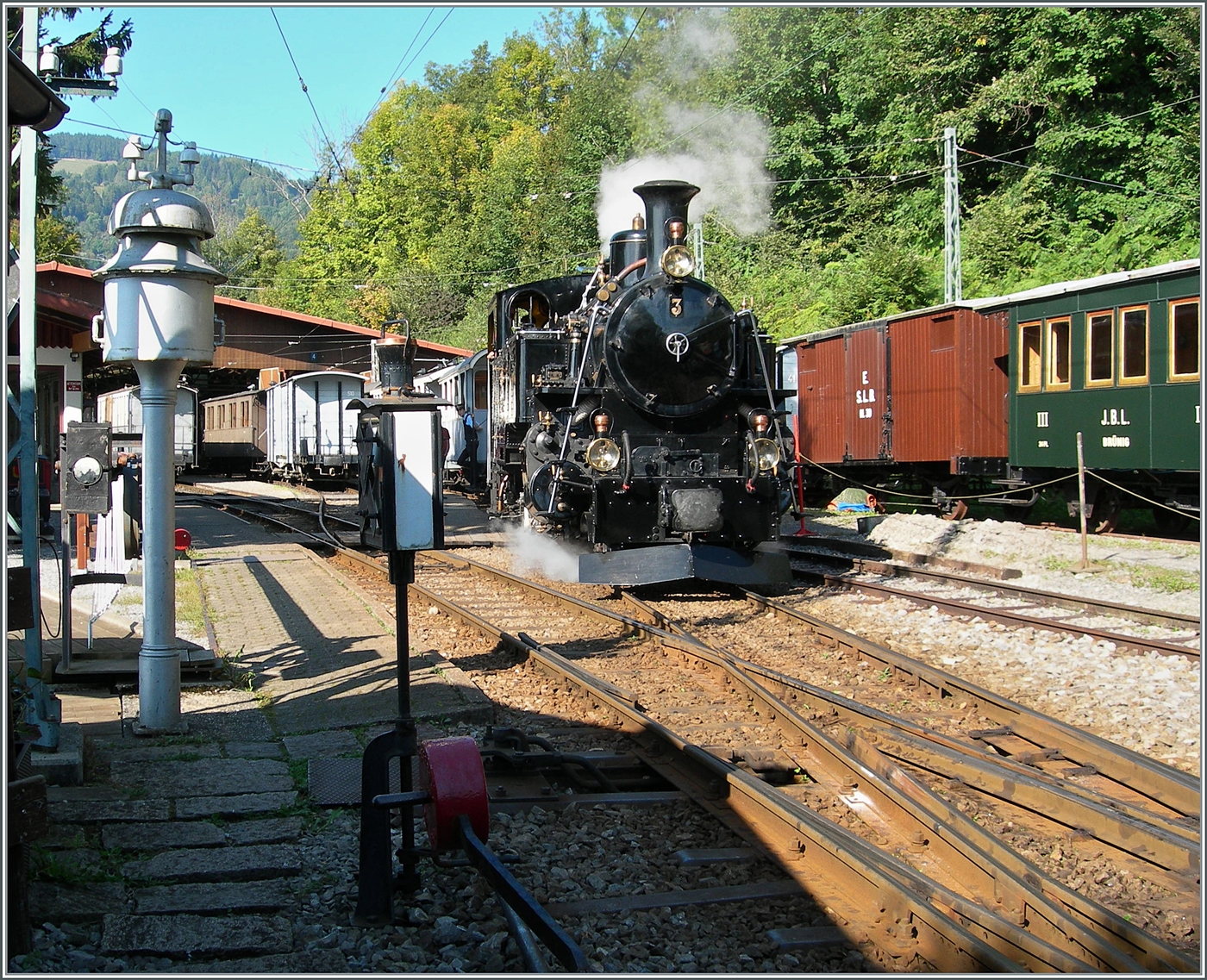 Die BFD HG 3/4 N° 3 ist in Chaulin angekommen und fährt sogleich zur Lokbehandlung, um dort ihre Vorräte zu ergänzen. 

21. Sept. 2024