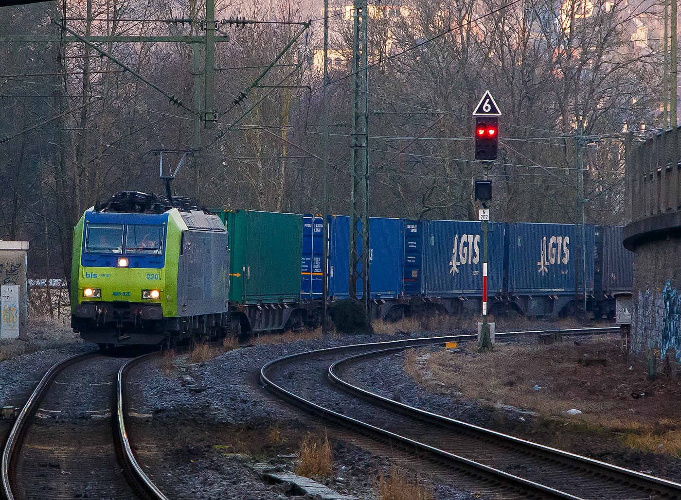 Die BLS Cargo 020 - Re 485 020-2 (91 85 4485 020-2 CH-BLSC) fährt am 12.01.2022 mit einem GTS - Container-Zug durch Kirchen/Sieg in Richtung Köln.

Die TRAXX F140 AC1 wurde 2004 von  Bombardier in Kassel unter der Fabriknummer 33696 gebaut und an die BLS Cargo geliefert. Die Loks sind für die Schweiz und Deutschland zugelassen.
