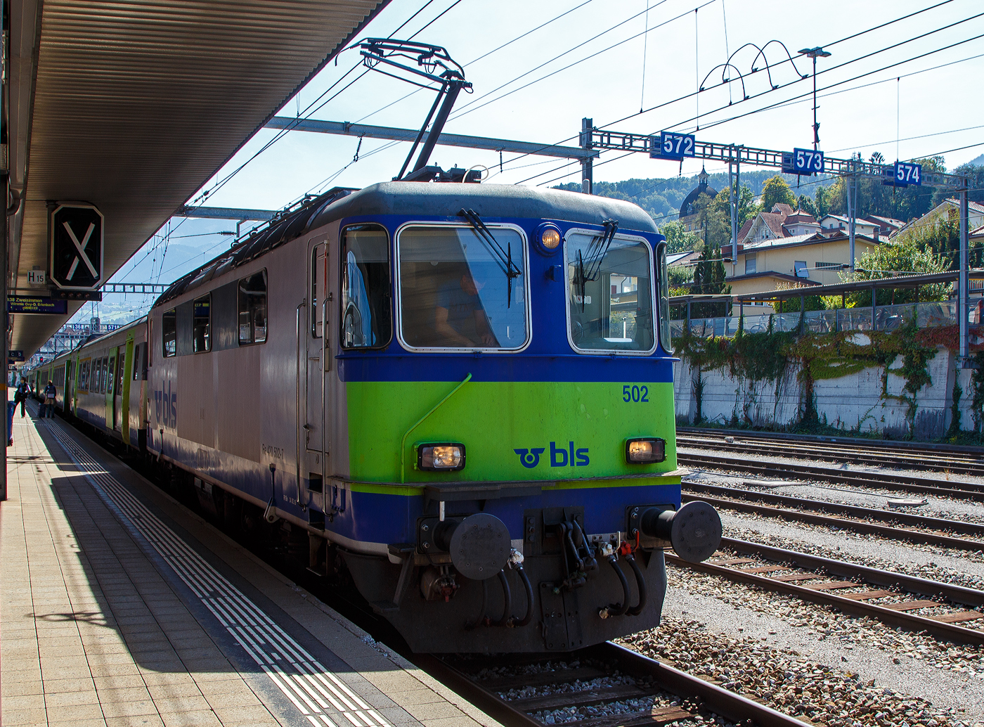 Die BLS Re 420 502-7 (ex SBB Re 4/4 II 11117) mit Einheitswagen III - Zug (EW III), als RE von Interlaken Ost nach Zweisimmen am 08 September 2021 im Bahnhof Spiez. Für mich war es ein Abschied von den BLS Re 420 und den BLS EW III-Pendel. Die Re 420 wurden alle schon verkauft oder ausrangiert/verschrottet, auch die EW III-Pendel werden/wurden ausrangiert. Die Leistungen übernehmen nun die neuen BLS RABe 528 – «MIKA».

Die Lokomotive der ersten Bauserie für die SBB wurde 1966 von dem Konsortium SLM (Fabriknummer 4649), BBC, MFO und SAAS gebaut, und als Re 4/4 II 11117 an die SBB geliefert (später SBB Re 420 117), im Dezember 2004 wurde sie an die BLS (Bern-Lötschberg-Simplon-Bahn) verkauft. 

Zwölf  der SBB Re 4/4 II (SBB Re 420 der 1.Serie/Prototypen) wurden Ende 2004 (6 Stück) und Ende 2005 (6 Stück) wurden von der SBB an die BLS verkauft und verkehrten dort als Re 420 501 bis Re 420 512. Es waren dies die grünen SBB Re 4/4 II – 11107, 11110, 11117, 11119, 11123, 11137 und 11142, sowie die Prototypen 11102–11106. Seit Ende 2009 wurden bereits die Re 420 507–512 nicht mehr eingesetzt und 2010 verschrottet. Die Re 420 503-5 und die 420 506-8 wurden im Januar 2013 in die Westschweiz verkauft, die 503-5 ging an die Travys, die 506-8 an die MBC (ex BAM), dort laufen sie mit den gleichen Nummern.

Inzwischen (2022/23) wurde die Re 420 50-9 an den Verein extrazug.ch verkauft, wo sie wieder als Re 420 110 (Re 4/4'' 11110) läuft. Die Re 420 502 (diese hier) und die Re 420 504 wurden an die WRS - Widmer Rail Services AG verkauft. Und die Re 420 505 wurde verschrottet, so besitzt die BLS keine Loks dieses Typs Re 420 (Re 4/4 II). Diese Loks waren seit den 1960er-Jahren sehr erfolgreich auf den Schweizer Schienen, die letzten drei der BLS zogen die Wagen der GoldenPass Line zwischen Interlaken Ost und Zweisimmen. 

Die Prototypen (11101–11106), sowie die Loks der ersten Bauserie (11107–11155) hatten nur einen Stromabnehmer. Die 1. Bauserie, war  mit einer Länge von 14.900 mm, um 100 mm länger als die Prototypen. Die SBB Loks der 2. Serie (11156–11349, 11371–11397) waren mit einer Länge von 15.410 mm nochmal um 510 mm länger.

TECHNISCHE DATEN:
Spurweite:  1.435 mm (Normalspur)
Achsfolge:  Bo'Bo'
Gebaute Stückzahl:  277
Hersteller: SLM / BBC / MFO / SAAS 
Dienstgewicht: 80 t
Länge über Puffer: 14.800 mm (Prototypen) /14.900 mm (1. Bauserie)
Drehzapfenabstand:  7.900 mm
Achsabstand im Drehgestell: 2.800 mm
Treibraddurchmesser: 	1.235 mm
Breite:  2.970 mm
Höhe:  4.500 mm
Leistung: 4.700 kW (6.320 PS)
Stundenzugkraft: 167 kN
Anfahrzugkraft: 255 kN
Höchstgeschwindigkeit: 140 km/h
Stromsystem:  15 kV, 16,7 Hz AC

Bei der SBB haben aber viele Re 4/4 II Modernisierungsprogramme durchlaufen und fahren so noch weiterhin als Re 420 bzw. 421.
