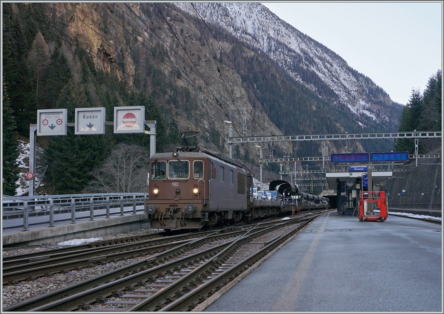 Die BLS Re 4/4 192 verlässt mit ihrem AT1 Autotunnelzug Goppenstein in Richtung Kandersteg. 

3.Januar 2024