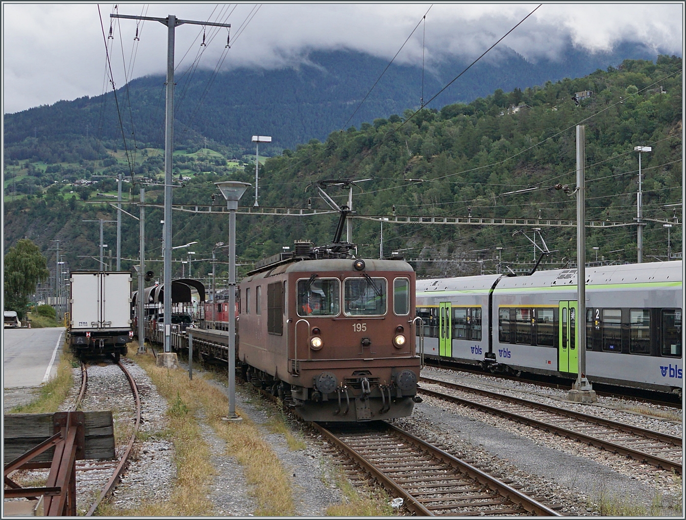 Die BLS Re 4/4 195 erreicht mit ihrem Autotunnelzug AT3 von Iselle kommend ihr Ziel Brig. 

12. Sept. 2024