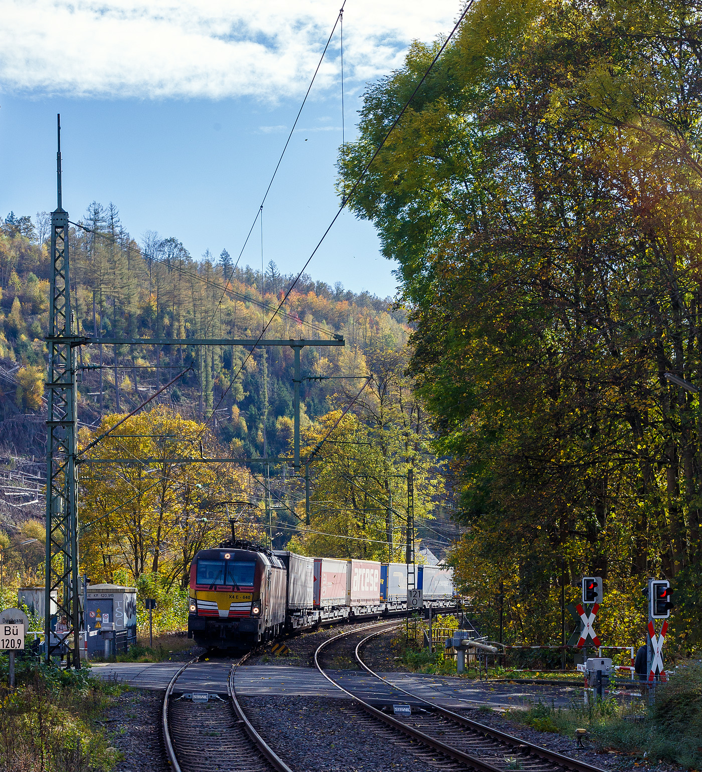 Die bunte und schöne an die TX Logistik AG vermietete Siemens Vectron MS X 4 E – 640 / 193 640-0 “Connected by Rail” (91 80 6193 640-0 D-DISPO) der MRCE Dispolok GmbH (München) fährt am 28.03.2023, mit einem KLV-Zug, durch Scheuerfeld (Sieg) Richtung Köln.

Die Siemens Vectron MS - 6.4 MW wurde 2016 von Siemens in München-Allach unter der Fabriknummer 22164 gebaut. Sie ist in der Variante A09 ausgeführt und hat so die Zulassungen für Deutschland, Österreich und Italien (D / A / I), daher trägt sie auch die Werbung München, Kufstein, Verona (Connected by Rail). Sie hat eine Höchstgeschwindigkeit von 160 km/h.

Die Lok wurde an die MRCE - Mitsui Rail Capital Europe GmbH in München ausgeliefert, seit September 2023 hat die Beacon Rail Metro Finance B.V. die Mitsui Rail Capital Europe B.V. (Amsterdam) und somit auch die Mitsui Rail Capital Europe GmbH im München übernommen, so firmiert sie nun als Beacon Rail Capital Europe GmbH, München (BRCE / DISPO).