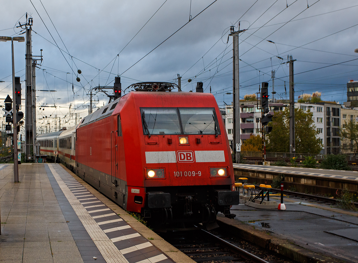 Die DB 101 009-9 (91 80 6101 009-9 D-DB) der DB Fernverkehr AG, f�hrt am 21 Oktober 2025 von der Bereitstellung, mit dem IC 2155 von K�ln Hbf nach Gera Hbf in den Hauptbahnhof K�ln ein. 

Die Lok wurde 1997 von ADtranz (ABB Daimler-Benz Transportation GmbH) in Kassel unter der Fabriknummer 33119 gebaut.