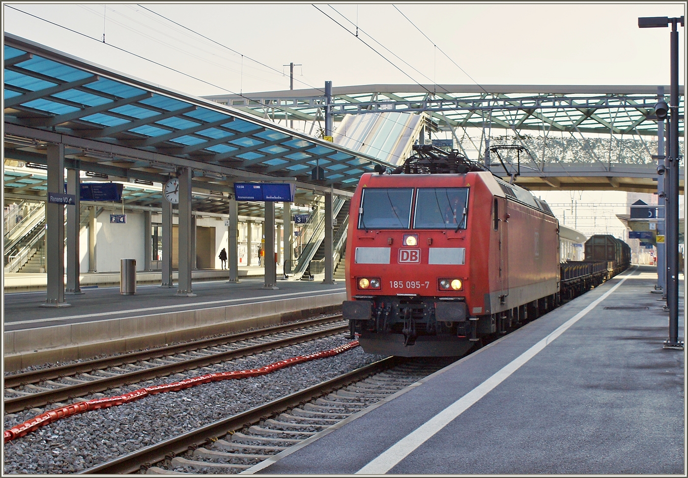 Die DB 185 095-7 ist mit ihrem  Novellis  Güterzug von Sierre nach Göttingen unterwegs und fährt durch den Bahnhof von Renens VD.

9. Feb. 2023