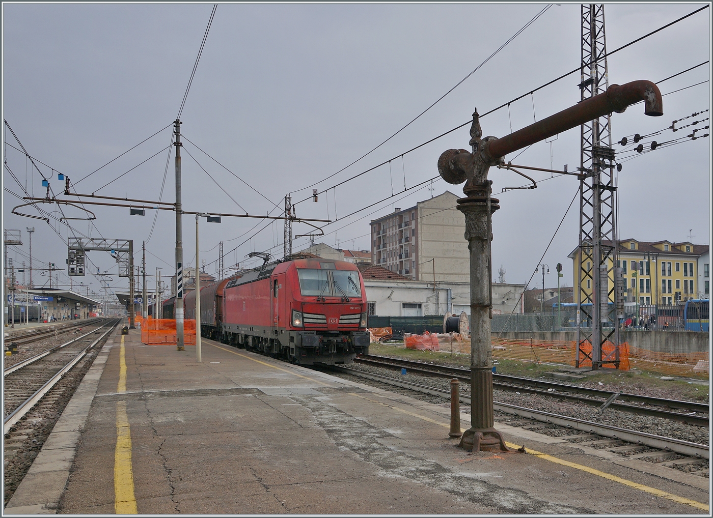 Die DB 191 015 f�hrt mit einem G�terzug in Richtung Torino durch Chivasso.

24. Februar 2023 