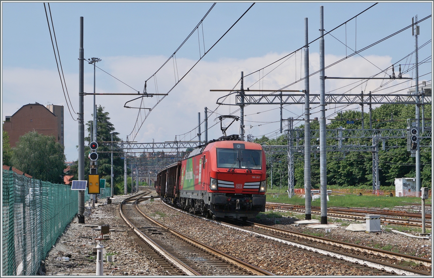 Die DB 193 357 fährt mit einem Hochbordwagenzug durch Gallarate. 

23. Mai 2023 