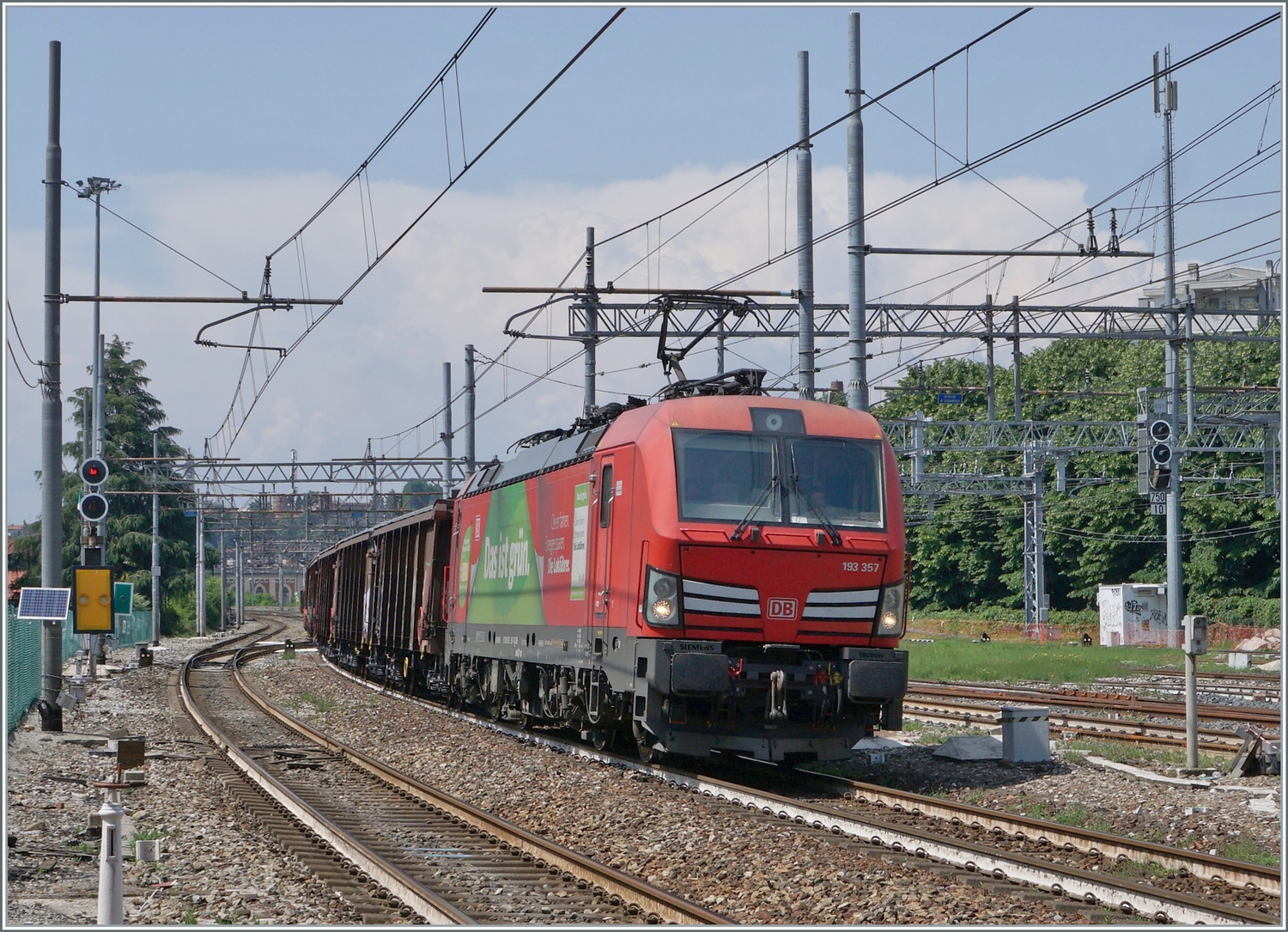 Die DB 193 357 fährt mit einem Güterzug durch den Bahnhof von Gallarate. 

23. Mai 2023