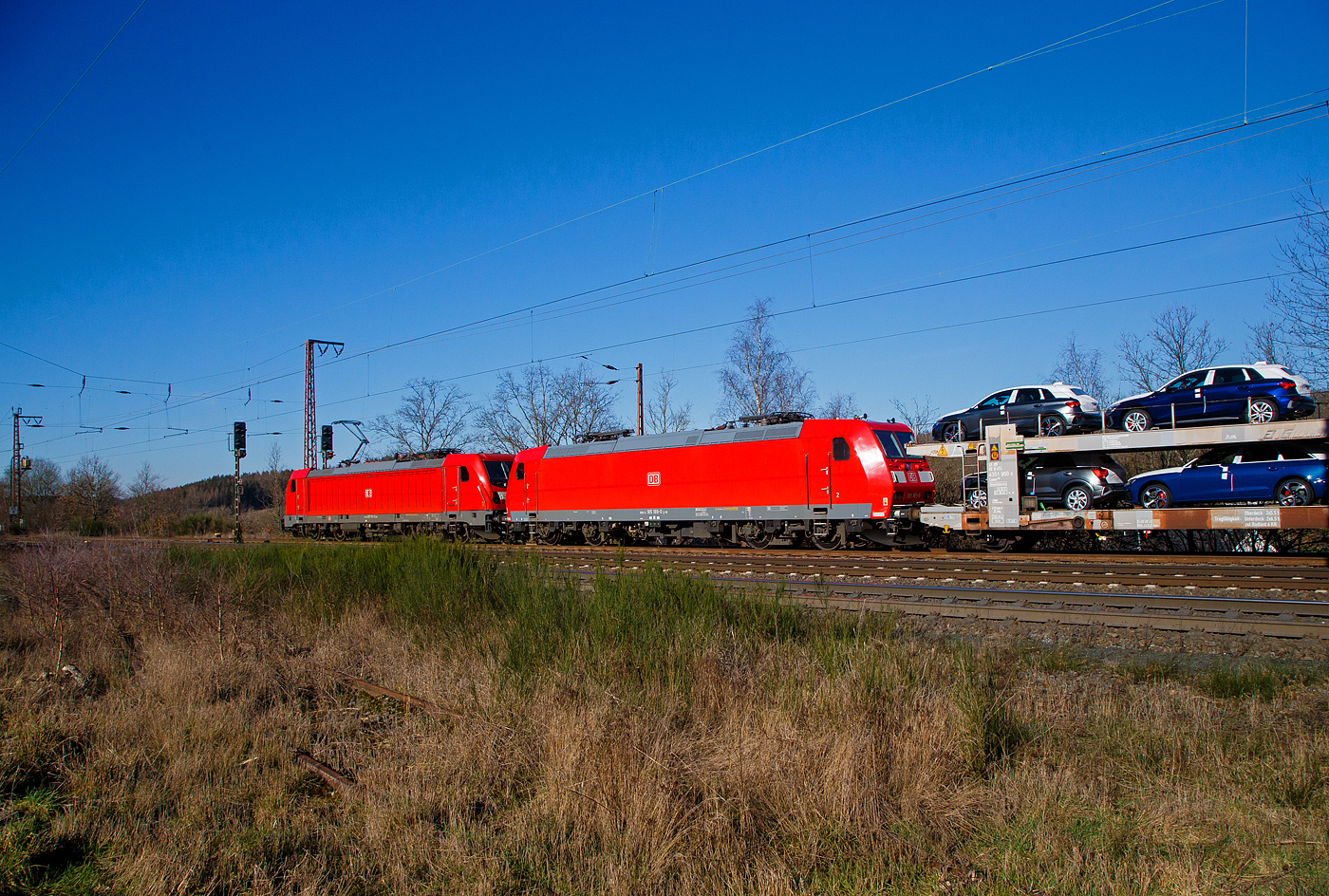 Die DB Cargo 187 161 (91 80 6187 161-5 D-DB) fährt am 08.02.2023 mit der kalten 185 169-0 (91 80 6185 169-0 D-DB) und einem gemischten Güterzug durch Rudersdorf (Kr. Siegen) in Richtung Siegen bzw. Kreuztal.

Die Bombardier TRAXX F140 AC3 wurde 2018 von der Bombardier Transportation GmbH in Kassel unter der Fabriknummer KAS 35490 gebaut. Die Bombardier TRAXX F140 AC1 wurde 2004 von der Bombardier Transportation GmbH in Kassel unter der Fabriknummer 33647 gebaut.
