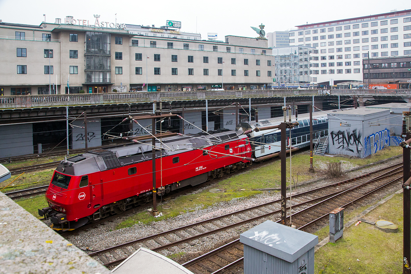 Die DSB ME 1536 (92 86 0001 536-8 DK-DSB) erreicht am 20 März 2019 mit einem Doppelstock-Regionalzug den  Hauptbahnhof Kopenhagen (Københavns Hovedbanegård).

Die Lok wurde 1985 von Thyssen-Henschel in Kassel unter der Fabriknummer 32783 gebaut, der Lokkasten ist von Scandia A/S in Randers (Fabriknummer 30032) und die elektrische Ausrüstung von BBC (Brown, Boveri & Cie.). Seit 2021 ist sie nicht mehr bei der DSB, sie wurde (wie die anderen) an die Leasing-Gesellschaft Nordic Re-Finance AB verkauft, wo sie nun als NRFAB TMe 1536 geführt wird.

Zu Beginn des Jahres 2020 wurden die ME 1509, 1513 und 1527 an die schwedische Leasing-Gesellschaft Nordic Re-Finance AB verkauft und erhielt dort die Bezeichnung NRFAB TMe mit gleichbleibender laufender Nummer. Anfang 2021 kamen noch zwei hinzu. Am 21. November 2021 kaufte Nordic Re-Finance die restlichen bei den DSB verbliebenen 26 Lokomotiven der Baureihe, dazu 250 Paletten mit dem gesamten Ersatzteillager und allen Spezialwerkzeugen. Mit den DSB besteht eine Vereinbarung zur technischen Hilfeleistung bei Betriebsproblemen. Die von Knorr-Bremse übernommene Komponentenwerkstatt von DSB wird weiterhin Drehgestelle, Achsen und Fahrmotoren erneuern. Die Lokomotiven werden in die Lokomotivwerkstatt von Railcare in Långsele gebracht. Dort werden notwendige Inspektionen, der ATC-Einbau, eventuelle Reparaturen und die Lackierung in Grün und Blau ausgeführt. 

