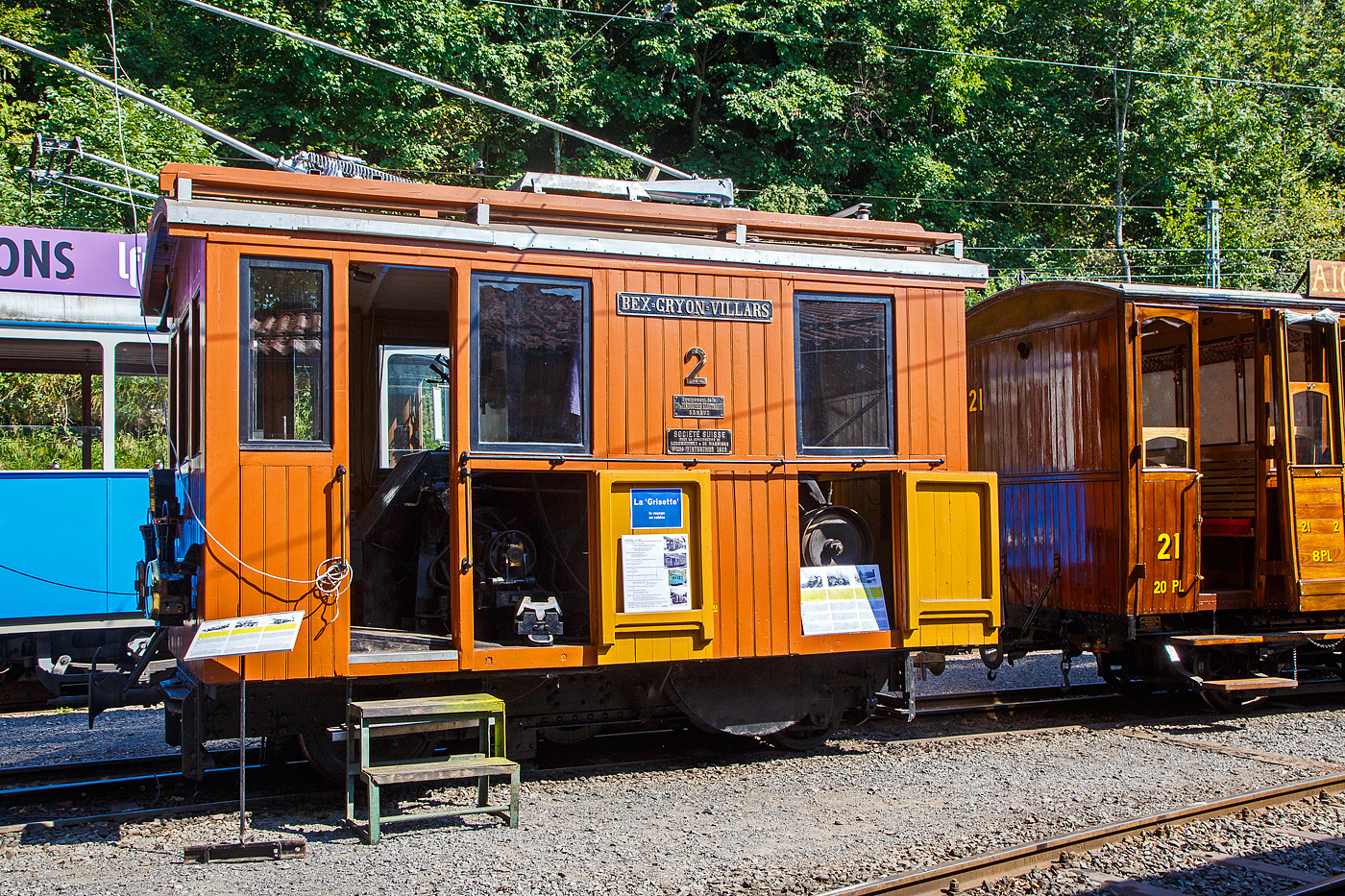 Die elektrische reine Zahnradlokomotive BGV He 2/2 2, später BVB He 2/2 2  La Grisette  der Museumsbahn Blonay–Chamby am 09 September 2023 im Museum Chaulin. Sie war eine der Highlights von der Veranstaltung an dem Wochenende welches zum 125 Jahre Jubiläum der BVB unter dem Motto  Le Chablais en fête  stand. Mit ihrem Alter von 124 ist sie die älteste erhaltene Lok der BVB (ex BGV) und passte so bestens als Ausstellungsexponat.

Hier von der anderen Seite mit geöffneten Klappen/Türen.
