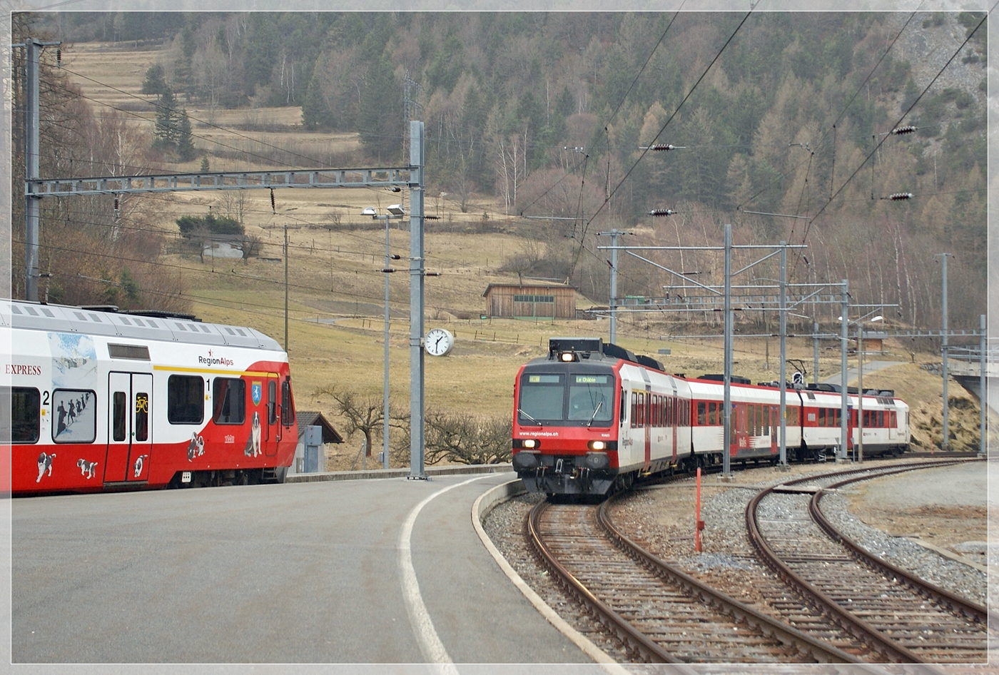 Die in etwas gleiche Szene, vor einigen Jahren vor dem Umbau des Bahnhofs: Ein RegionAlps RBDe 560 Domino nach Le Châble erreicht Sembrancher und vermittelt einen guten Anschuss an den im linken Bildteil nur Anschnitts weise zu sehenden RABe 525 nach Orsière. 

19. März 2011 