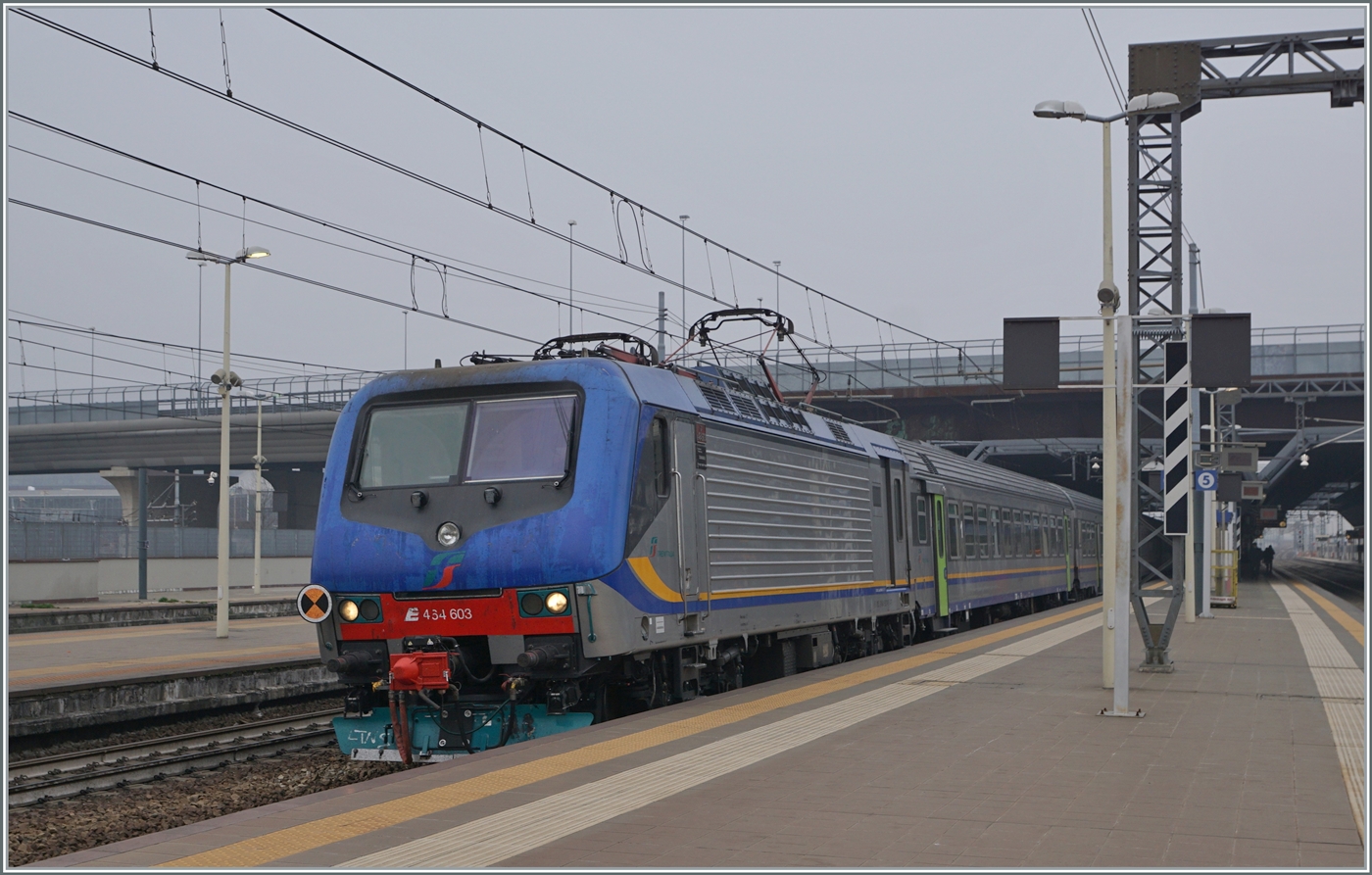 Die FS Trenitalia E 464 603 verlässt mit einem beschleunigten Regionazug Roh Fiera Milano in Richtung Milano Centrale. 

24. Feb. 2023