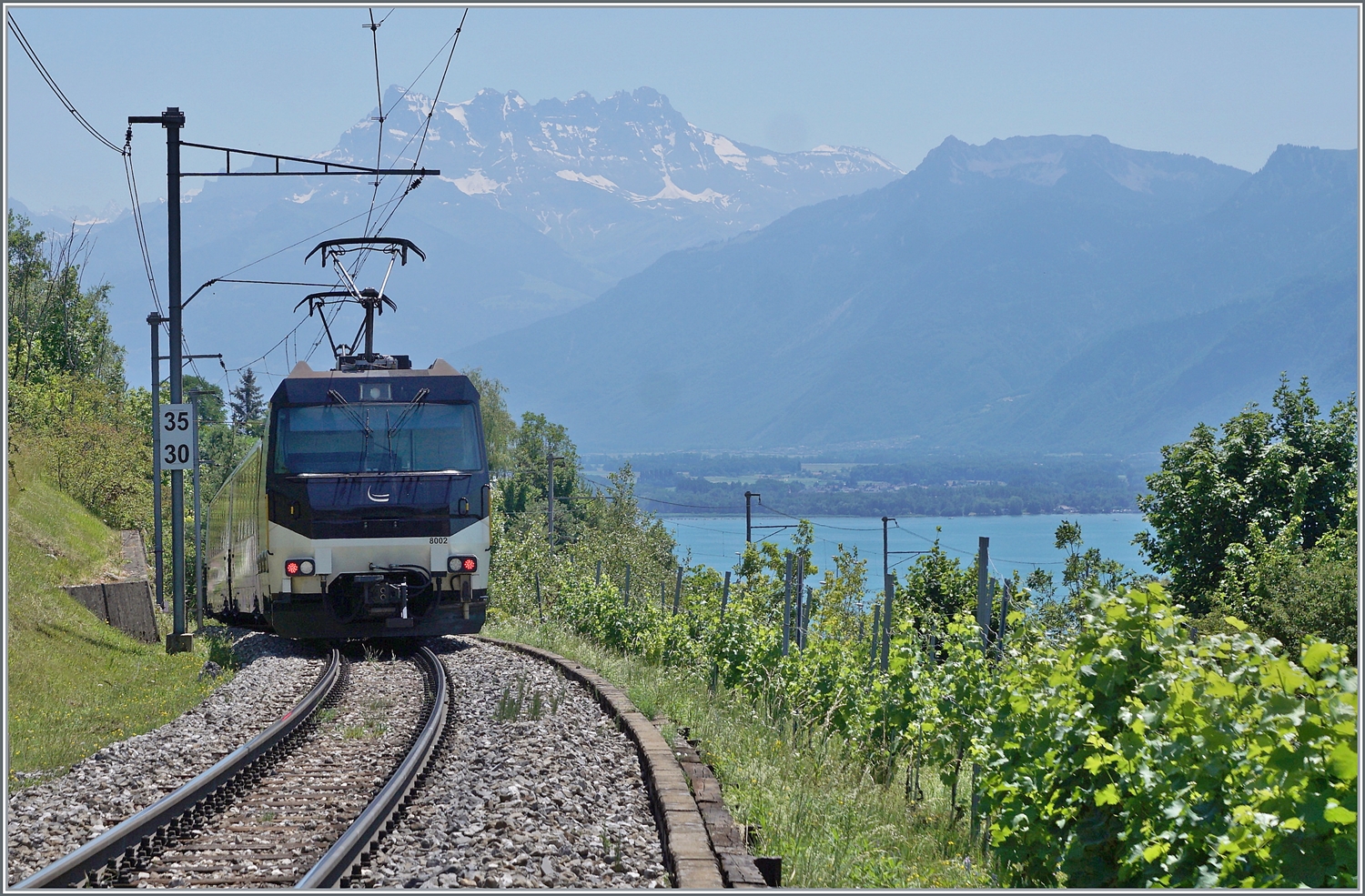 Die Ge 4/4 8002 ist mit ihrem GPX kurz nach Planchamp schon fast am Ziel ihrer Reise angekommen. Der Zug hatte wohl Zweisimmen (und nicht Interlaken) als Zugausgangsstation, d.h. die Kunden mussten in Zweisimmen umsteigen.     

24. Juni 2023