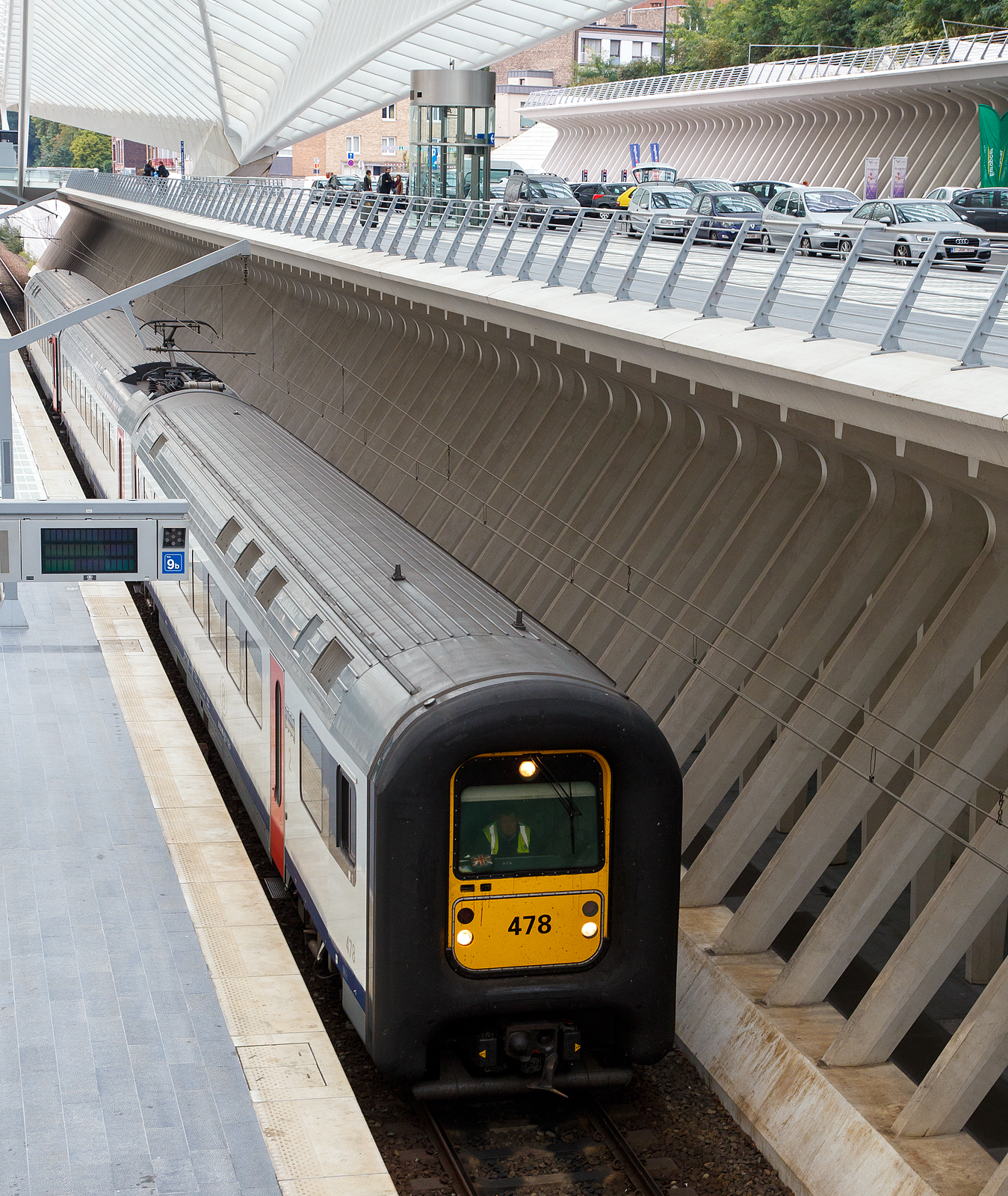 Die Gumminase SNCB/NMBS Triebzug AM 96 - 478 (AM = Automotrice) steht am 03.10.2014 im Bahnhof Lüttich-Guillemins zur Abfahrt bereit.

Die Reihe AM 96 der Belgischen Staatsbahn ist eine Reihe von 160 km/h schnellen dreiteiligen Elektrotriebfahrzeug-Einheiten. Jede Einheit besteht aus je einem Wagen der Typen Bx, B und ADx. Die Züge werden hauptsächlich im innerbelgischen Schnellzugdienst (IC und IR) der NMBS/SNCB eingesetzt, erreichen aber auch auf drei grenzüberschreitenden InterCity-Linien Lille (Frankreich) und Luxemburg (Stadt). Charakteristisch ist bei diesen Fahrzeugen der Führerstand, welcher von einer Gummiwulst umgeben ist - weshalb diese Fahrzeuge liebevoll Gumminasen oder auch abwertend Klobrillen genannt werden - und dessen Mittelteil (Steuertisch), welches bei der Vereinigung von mehreren Einheiten seitlich wegklappbar ist.

Fahrzeugnummern:
441-490: Zweisystemfahrzeuge für 3 kV= und 25 kV~
501-547: Einsystemfahrzeuge 3 kV = mit GTO-Traktionsstromrichter
548-570: Einsystemfahrzeuge 3 kV = mit IGBT-Traktionsstromrichter

Technische Daten der AM 96:
Hersteller: BN (La Brugeoise et Nivelles) / ACEC (Ateliers de contruction électriques de Charleroi)
Anzahl: 120
Baujahr(e): 1996–1999
Achsformel: Bo'Bo'+2'2'+2'2'
Spurweite: 1435 mm (Normalspur)
Länge über Kupplung: 79.200 mm
Breite: 2860 mm
Höchstgeschwindigkeit: 160 km/h
Stundenleistung: 1.400 kW
Stromübertragung: Oberleitung
Anzahl der Fahrmotoren: 4
