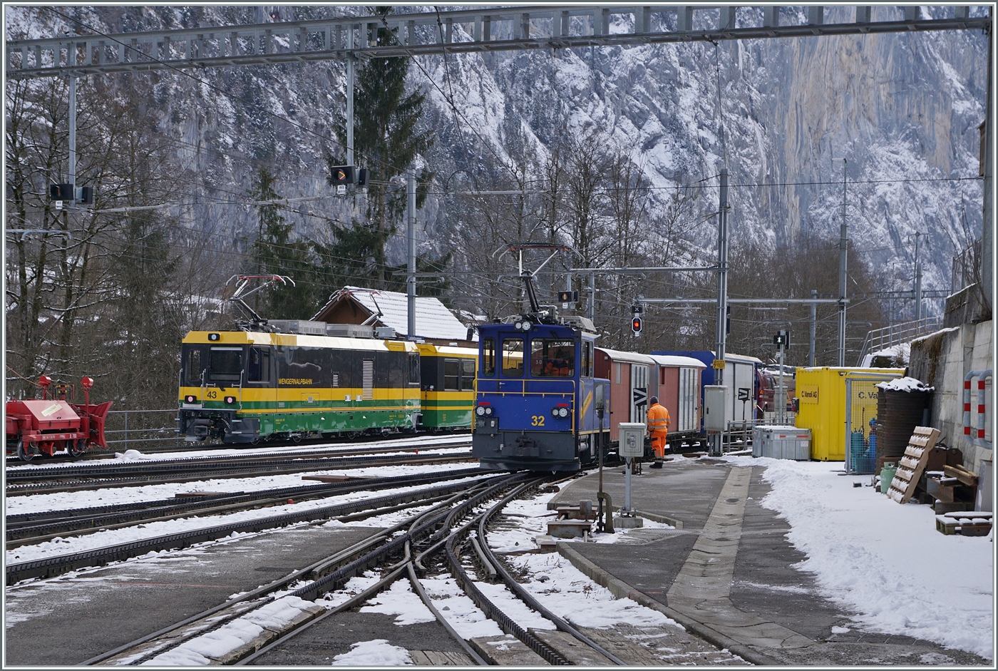 Die He(m) 4/4 43 steht in Lauterbrunnen im Hintergrund während der He 2/2 32 Güterwagen rangiert.

16. Jan. 2024 