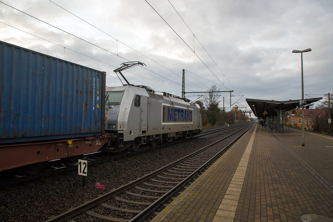 Die HHLA 386 039-2 (91 54 7386 039-2 CZ-MT) der METRANS Rail s.r.o. (Prag / Praha) kommt am 07.12.2022 aus südlicher Richtung (aus Tschechien), auf der auf der Elbtalbahn (KBS 247), mit einem Containerzug und fährt durch Dresden-Strehlen in nördlicher Richtung (vermutlich nach Hamburg). Die METRANS gibt es schon über 30 Jahren, sie ist ein 100 %-iges Tochterunternehmen der Hamburger Hafen und Logistik AG (HHLA).