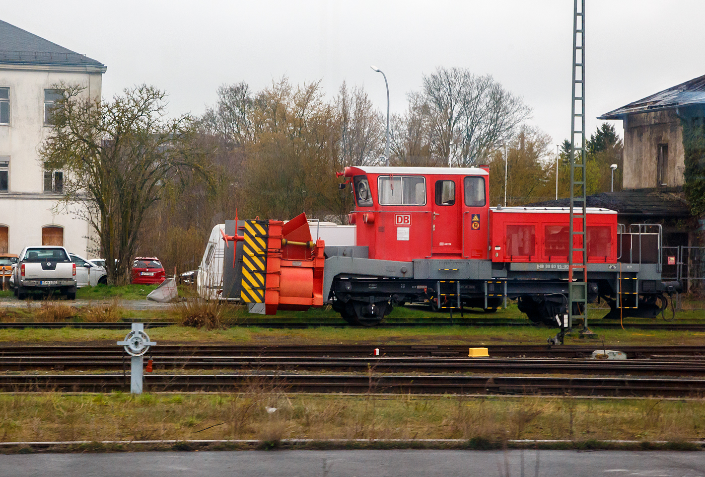 Die in Hof stationierte Schneeschleuder der Baureihe 753.2 / Bauart BA 832, Schweres Nebenfahrzeug Nr. D-DB 99 80 95 - 90 196-8 der DB Netz AG, ex 40 80 947 5 196-8, ist am 17 April 2023 beim Hbf Hof abgestellt.

Diese Schneeschleuder wurde 1974 von Beilhack als Typ HB 600 unter der Fabrik Nr. 68 gebaut. Die Schnee-Schleudereinrichtungen werden von zwei eingebauten Dieselmotoren angetrieben, der Fahrantrieb erfolgt durch eine separate Lok. Der Aufbau ist um 180 ° drehbar, um die Arbeitsrichtung wechseln zu können.

TECHNISCHE DATEN:
Achsanzahl: 2
Spurweite: 1.435 mm (Normalspur)
Länge über Alles: 12.000 mm
Achsabstand: 5.000 mm
Eigengewicht: 32 t
Zul. Anhängelast: -
Zur Mitfahrt zugel. Personen: 6
Höchstgeschwindigkeit: 80 km/h ursprünglich 90 km/h (vorangestellt 50 km/h)
Räumgeschwindigkeit: 0,5 km/h bis zu 25 km/h
Räumleistung:  max. 7.800 t/h 
Bremse: KE-GP