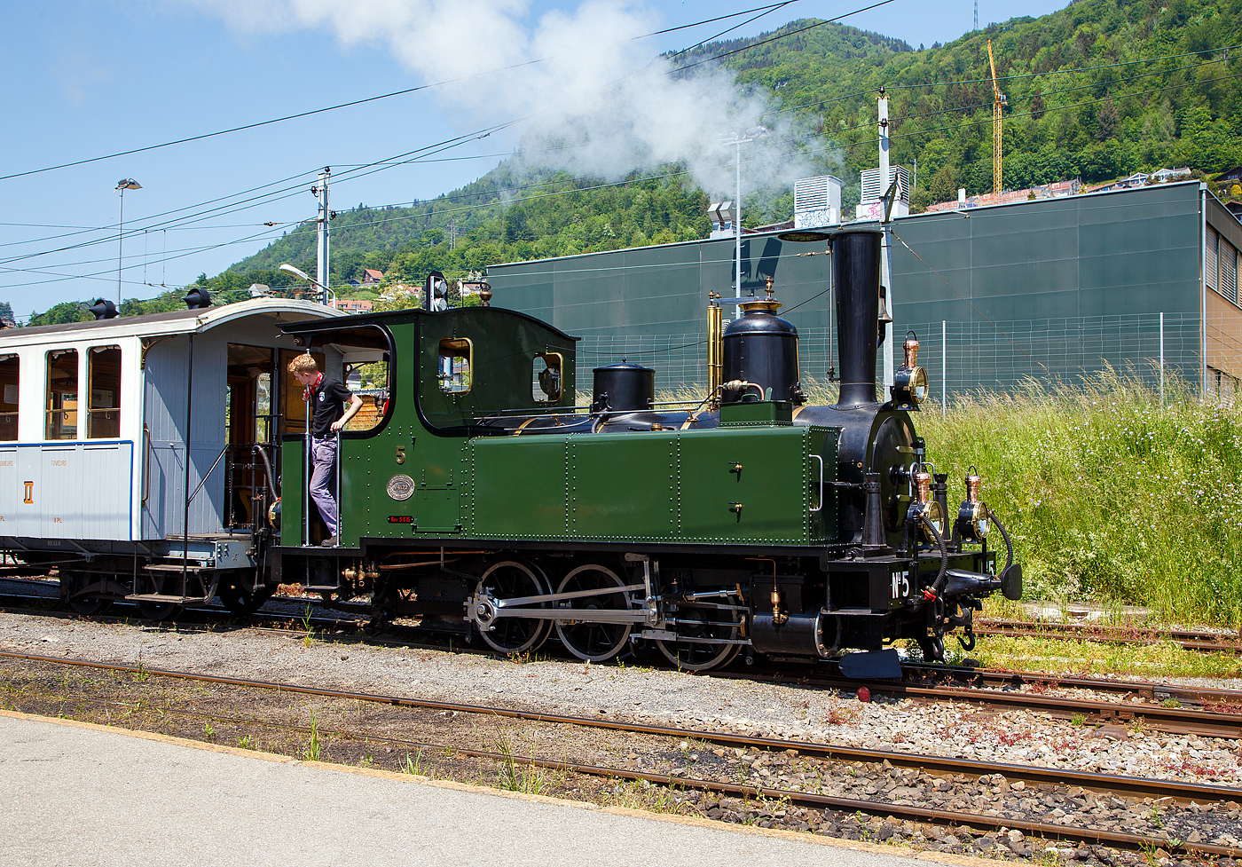 Die kleine aber schöne  ex LEB G 3/3 Nr. 5  Bercher  (Lausanne–Echallens–Bercher-Bahn) der Museumsbahn Blonay–Chamby (BC) steht am 27 Mai 2023 in Blonay mit ihrem Zug zur Abfahrt zum Museum Chaulin bereit.

Die LEB G 3/3 Nr. 5  Bercher ) wurde 1890 von der Elsässische Maschinenbau-Gesellschaft Grafenstaden (später Société Alsacienne de Constructions Mécaniques) unter der Fabriknummer 4172 gebaut und an die Lausanne–Echallens–Bercher-Bahn geliefert. Die EMBG hatte auch zwei Jahre zuvor die baugleiche Nr. 2 geliefert. Die beiden dreiachsigen Tenderlokomotiven trugen die Hauptlast des Verkehrs, bis in den Jahren 1903 und 1905 zwei baugleichen Tenderlokomotiven, die G 3/3 6 „Gros-de-Vaud“ und G 3/3 7 „Talent“ durch die Schweizerische Lokomotiv- und Maschinenfabrik (SLM) in Winterthur abgeliefert wurden. 

Von der YSteC konnte die LEB 1920/1921 die drei 1893 ebenfalls durch die EMBG gebauten Mallet-Lokomotiven G 2x2/2 Nr. 1 bis 3 gebraucht übernehmen. Nun waren die G 3/3 Nr. 2 und 5 nicht mehr gefragt. Während die G 3/3 2 „Échallens“ bereits 1929 verschrottet wurde (seit 1920 war sie bereits abgestellt), die G 3/3 Nr. 5  Bercher  hatte es da etwas besser, sie wurde 1934 an die Firma Energie de l’Ouest Suisse (EOS) für die Baustelle der Staumauer Grande-Dixence verkauf. Nach dem die Arbeiten 1935 erledigt sind geht sie bei der EOS außer Betrieb. Im Jahr 1939 verlässt die Schweiz und geht nach Vorarlberg in Österreich, zu einer Baufirma. Die Baufirma verschenkte 1967 die Lok und sie wurde, wie viele andere Dampflokomotiven zu dieser Zeit, auf einem Kinderspielplatz in der Stadt Feldkirch aufgestellt. Das Ausstellungsobjekt weckte die Aufmerksamkeit einiger Mitarbeiter der Museumsbahn Blonay–Chamby (BC), denen es gelang 1973 diese Lokomotive im Tausch gegen eine andere Lok zu erwerben.

Nach einer Aufarbeitung war die Lokomotive 1985 bis 2005 in Betrieb. Dann musste sie abgestellt werden. 2013/2014 wurde die Lokomotive ein zweites Mal durch die Museumseisenbahner aufgearbeitet. Seit dem Frühling 2015 ist die zweitälteste Schmalspur-Dampflokomotive der Schweiz, die älteste ist die G 3/4 1 „Rhätia  der Rhätischen Bahn (RhB), nach dem Abschluss der Revisionsarbeiten wieder in Betrieb.

TECHNISCHE DATEN der LEB G 3/3 N° 5  Bercher :
Baujahr: 1890
Spurweite: 1.000 mm
Achsformel: C
Länge über Puffer: 6.830 mm
Achsabstand: 1.800 mm (950mm / 850 mm)
Dienstgewicht: 20,4 t
Anzahl der Zylinder: 2
Zylindergröße: Ø 270 mm x 370 mm Kolbenhub
Treibraddurchmesser: 810 mm
Höchstgeschwindigkeit: 25 km/h
Stundenleistung: 150 PS
Kesselüberdruck: 12 bar
Kohlevorrat: 0,8 t
Wasservorrat: 2,2 m³

Die Lausanne–Echallens–Bercher-Bahn, abgekürzt LEB, französisch Chemin de fer Lausanne–Echallens–Bercher, ist eine meterspurige Privatbahn. Die knapp 24 Kilometer lange Strecke führt vom Stadtzentrum von Lausanne (Flon) durch die nördlichen Vororte und weiter nach Echallens und Bercher im Gros de Vaud, dem Waadtländer Hinterland. Die LEB ist eine moderne Vorortbahn, die in Lausanne teilweise unterirdisch verkehrt. Die Züge fahren alle 30 Minuten (zwischen Echallens und Bercher gibt es einige wenige Taktlücken am Vormittag). Werktags wird ein Viertelstundentakt bis Cheseaux angeboten. Von Montag bis Freitag verkehren in Lastrichtung einige beschleunigte Hauptverkehrszüge.