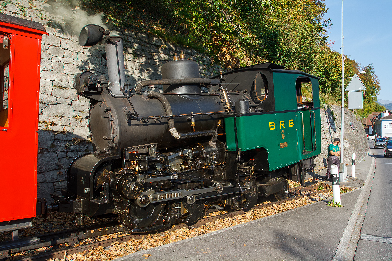Die Kohle befeuerte BRB 6 steht am 30.09.2011 auf den letzten Metern Gleis am BRB Bahnhof Brienz. 

Die H 2/3 Baujahr 1933 (2. Generation) wurde unter der Fabriknummer 3567 bei der Schweizerische Lokomotiv- und Maschinenfabrik (SLM), Winterthur gebaut.

Das Pflichtenheft verlangt die Beförderung von zwei statt nur einem 4-achsigen Personenwagen. 

Technische Daten:
Spurweite: 800 mm
Achsfolge: 2zz1' (d.h. 2 nicht angetriebene Tragachsen, 2 Triebzahnräder, 1 bewegliche Laufachse)
Zahnstange System: Abt
Leistung: 220 kW (300 PS)
Zugkraft: 50 kN 
Höchstgeschwindigkeit bei 250 ‰ und unter Volllast: 9,0 km/h
Leergewicht: 16.700 kg
Dienstgewicht: 20.000kg 
Länge über Puffer: 6.400 mm
Tragraddurchmesser: 653 mm
Triebzahnraddurchmesser: 573 mm
Laufraddurchmesser: 520 mm
Zahnradübersetzung: 1:2,2
Kohlenvorrat im Kasten: 550 kg (Verbrauch 350 kg/Fahrt)
Wassermenge im Kessel: 1.050 Liter
Wasservorrat im Kasten: 1.500 Liter
Wasserbedarf pro Fahrt Brienz-Rothorn retour: 2.000 Liter
Kesseldruck: 14 bar
Überhitzung: auf 380° C (Grossrauchröhren-Überhitzer System Schmidt)
Zylinderhub: 400 mm 
Keine Feuerung bei Talfahrt: Bei Talfahrt wird die Dampfmaschine als Luftpumpe betrieben: sie bremst den gesamten Zug, zur Kühlung muss Wasser eingespritzt werden
Gegendruckbremse: System Riggenbach
Handbremsen: auf Führer- und auf Heizerseite
Personalbedarf: 1 Lokführer und 1 Heizer
    
1971/72: grundlegende Sanierung, neue Feuerbüchsen durch das Ausbesserungswerk Offenburg der DB
1990: Umbau der Feuerung auf Stückkohle, statt Brikettfeuerung
    
Die Lok kann im 2 1/2-Stunden-Takt eingesetzt werden.

