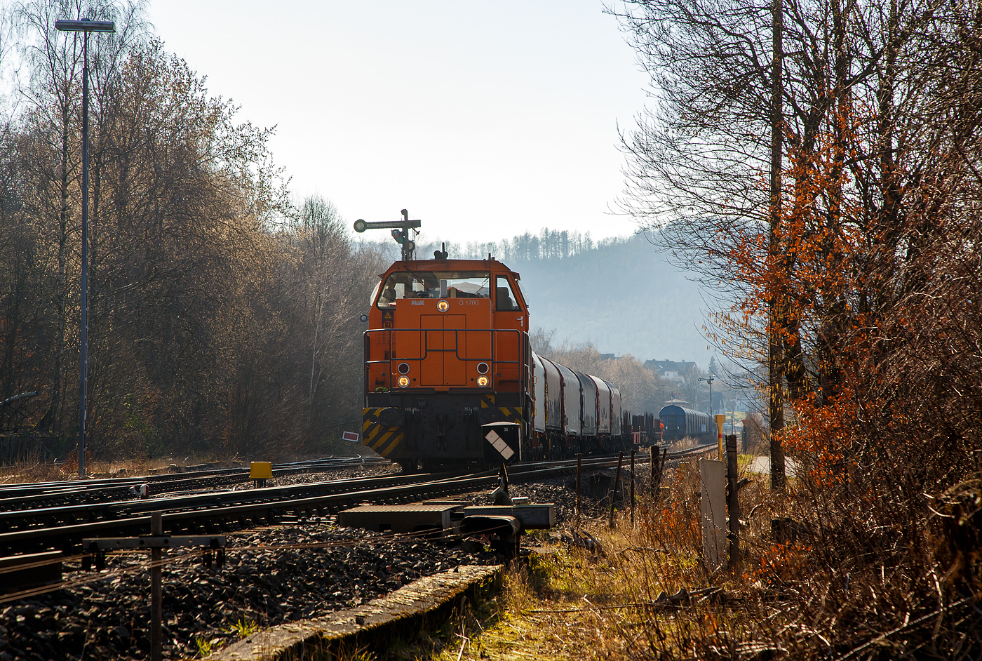Die KSW 42 (92 80 1277 902-3 D-KSW), eine Vossloh MaK G 1700 BB, drückt am 03.03.2023, weitere leere Güterwagen vom Rangierbahnhof der KSW in Herdorf (Freien Grunder Eisenbahn KSW NE447 / DB-Nr. 9275), in den Bahnhof Herdorf. Im Bahnhof steht bereit die KSW 46 (277 807-4) mit dem ersten Teil von dem Übergabe-Güterzug. Beide Zugteile werden dort dann aneinander gekuppelt und im Sandwich (Vorne die KSW 42 und am Zugschluss die KSW 46), fahren sie dann nach Dillenburg. 

Eigentlich würde sie einfach via Betzdorf nach Kreuztal fahren, aber der Abschnitt Herdorf – Betzdorf bleibt, nach dem Felssturz am 23.12.2022 in Herdorf, bis voraussichtlich zum kleinen Fahrplanwechsel am 09. Juni 2023 gesperrt.