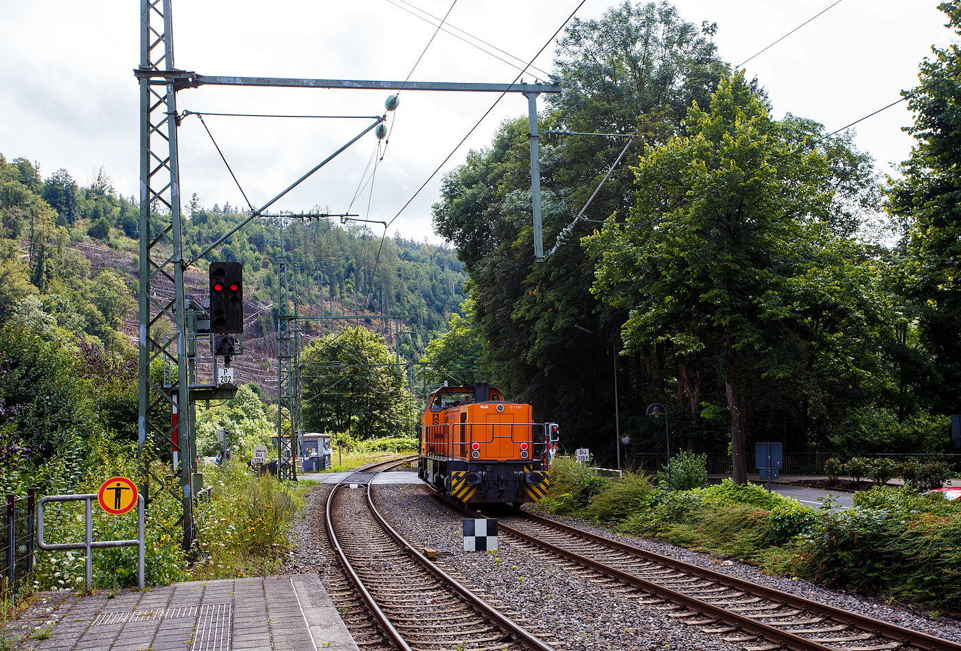 Die KSW 42 (92 80 1277 902-3 D-KSW), eine Vossloh MaK G 1700 BB, fährt am 26 Juli 2024, als Lz (Lokzug) bzw. auf Tfzf (Triebfahrzeugfahrt), durch Kirchen(Sieg) in Richtung Betzdorf, von wo es dann nach Herdorf geht.

Nochmals einen lieben Gruß ans nette KSW Lokpersonal zurück.