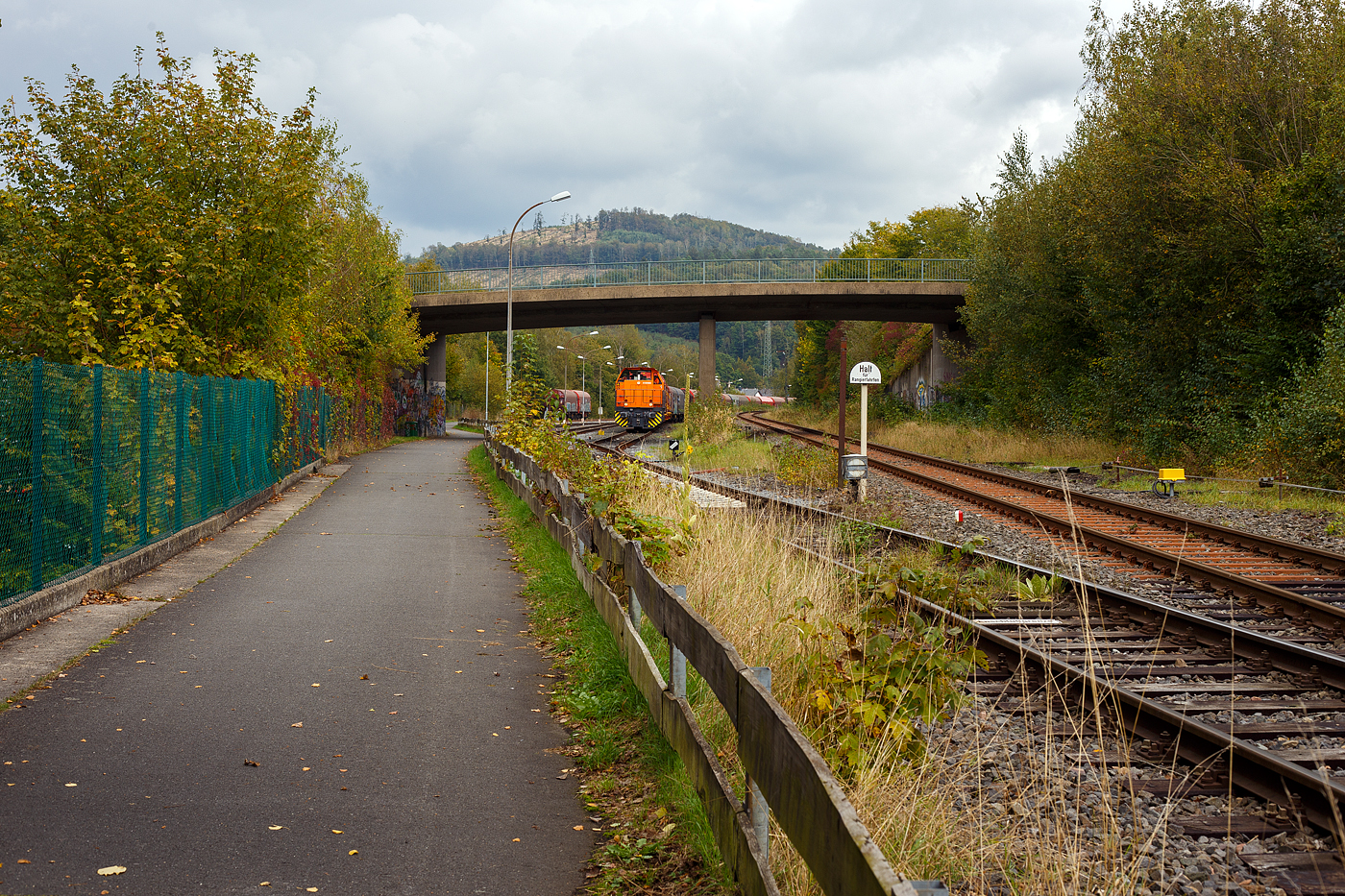 Die KSW 44 (92 80 1271 004-4 D-KSW) eine MaK G 1000 BB der KSW (Kreisbahn Siegen-Wittgenstein), steht am 02 Oktober 2024 mit einem Übergabezug (leere Wagen), auf ihren Rangierbahnhof in Herdorf der Betriebsstätte FGE -Freien Grunder Eisenbahn (KSW NE447 / DB-Nr. 9275), , zur Abfahrt bereit. Noch ist die  der Gleisspeere, auf die DB-Strecke „Hellertalbahn“ (KBS 462) Haiger - Herdorf – Betzdorf geschlossenen.
