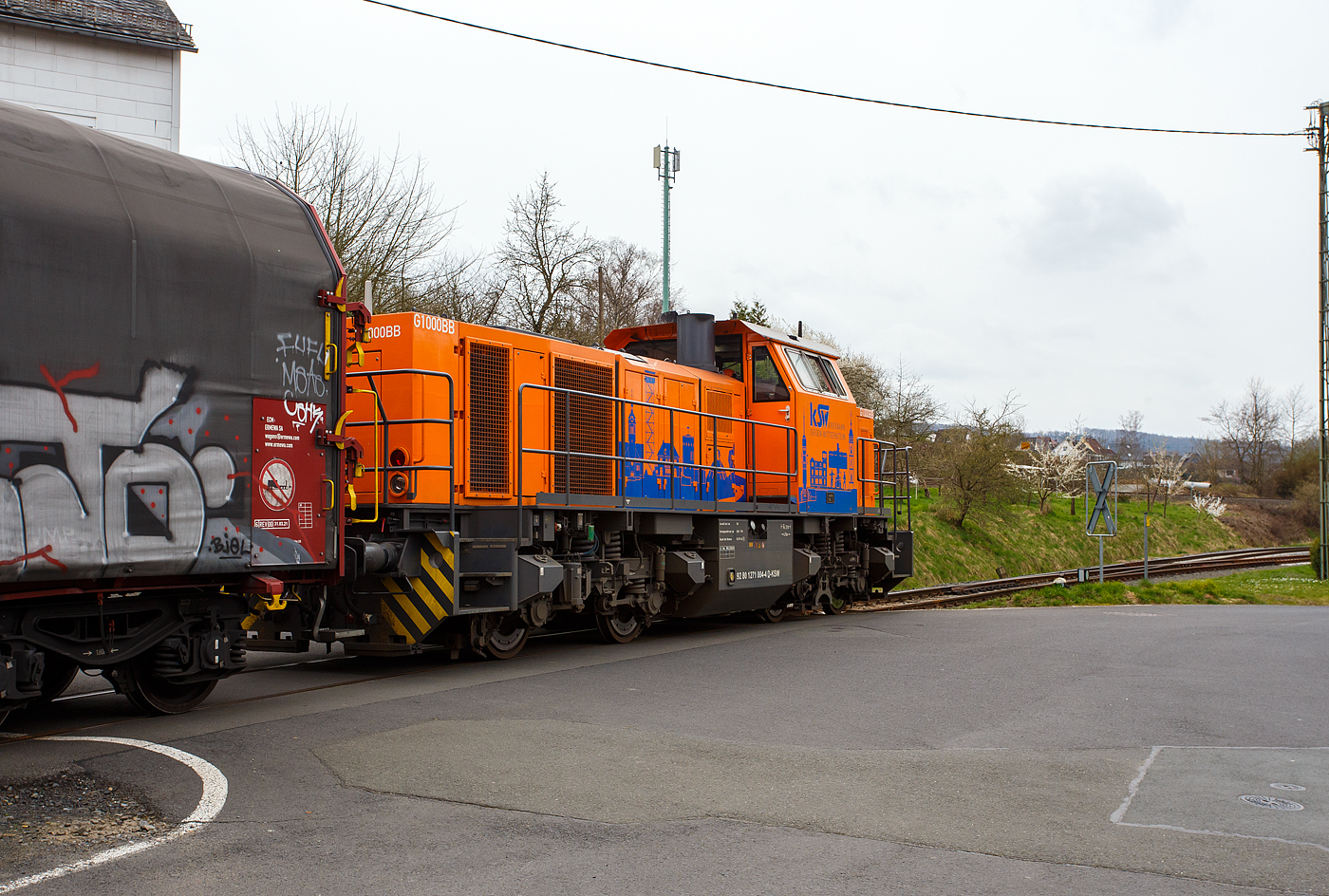Die KSW 44 (92 80 1271 004-4 D-KSW) eine MaK G 1000 BB der KSW (Kreisbahn Siegen-Wittgenstein), mit einem leeren Coilzug vom Pfannenberg in Neunkirchen-Salchendorf kommend, am 22 März 2024 in Neunkirchen-Struthütten. So erreicht sie gleichdrauf den KSW-Rangierbahnhof in Herdorf, Betriebsstätte FGE -Freien Grunder Eisenbahn.

Die Lok 44 wurde 2003 unter der Fabriknummer 1001462 bei Vossloh gebaut und am 05.01.2004 an die SK - Siegener Kreisbahn GmbH geliefert, welche ab Ende 2004 nun als Kreisbahn Siegen-Wittgenstein (KSW) firmiert.
