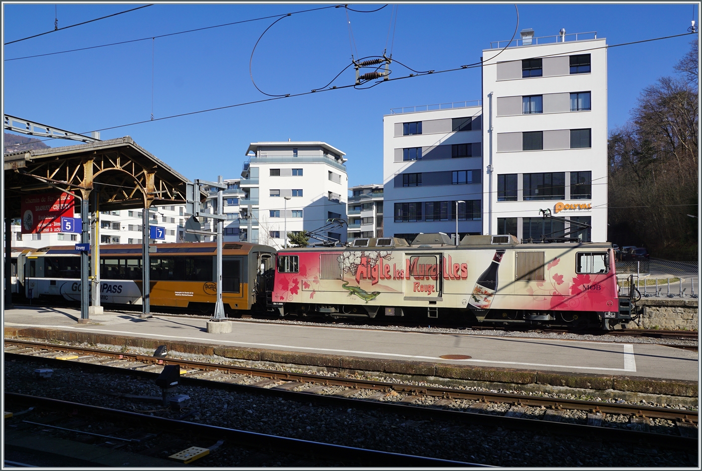 Die letzte Fahrt eines  MOB  Panoramic Express - die MOB GDe 4/4 6006 brachte zwei Panoramia wagen in Vevey, die hier für den Transport nach Frankreich vorbereitet werden. 

16. Feb. 2023