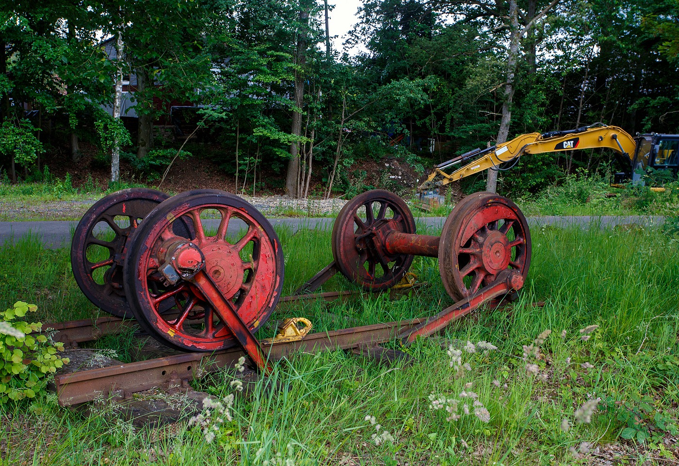 Die letzten Überbleibsel einer der vier Jung R 30 B (BR 3 944) der WEBA, die beiden Achsen mit (abgebrannten) Kuppelstangen beim Betriebshof der WEBA (Westerwaldbahn des Kreises Altenkirchen GmbH) auf der Bindweide bei Steinebach/Sieg , hier am 16 Juni 2024. Die WEBA hatte vier baugleiche Loks vom Typ Jung R 30 B, von der Lokfabrik Arnold Jung Lokomotivfabrik GmbH, Jungenthal, Kirchen a.d. Sieg, zwischen 1956 und 1957 beschafft. Die V26.1 und V26.3 waren bis 2017 noch als Reserveloks erhalten geblieben.