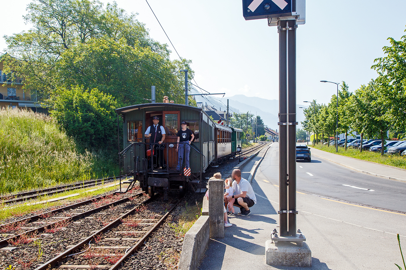 Die Lok muss nun ans andere Ende vom Zug, so wird der Wagenzug wieder etwas hochgedr�ckt. Nun rollt der Wagenzug, aufs vordere Gleis in den Bahnhof, von der Bremserb�hne aus wird er gebremst.

Sp�ter kann sich die Lok vor den Zug setzen um ihn dann wieder hinauf nach Chamby zu ziehen und dann zum Museum Chaulin zu dr�cken.
