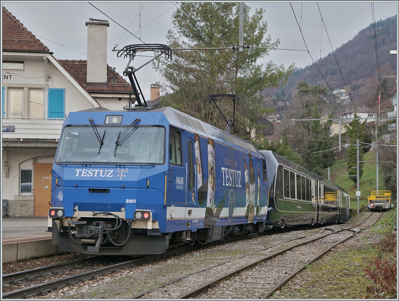 Die MOB Ge 4/4 8001 passiert mit ihrem GoldenPass Express GPX 4065 von Interlaken Ost nach Montreux bei Kilometer 3.3 den Bahnhof Fontanivent; wird also bald sein Ziel erreicht haben. Erfreulicherweise ist der Zug in allen drei Klassen recht gut besetzt und pünktlich. 

4. Januar 2023