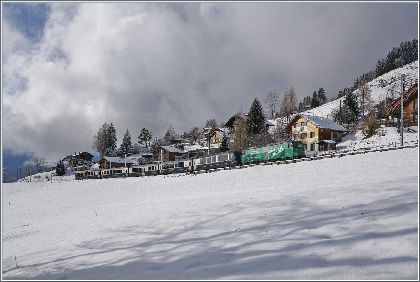Die MOB Ge 4/4 8004 ist mit ihrem GPX von Montreux nach Interlaken Ost unterwegs, wobei die Schmalspurlok in Zweisimmen durch eine BLS Re 465 abgelöst werden wird. Eindrücklich zu sehen, wie durch aufkommenden Nebel der zauberhafte Glanz der Winterlandschaft bereit verschwunden ist. 

3. Januar 2025